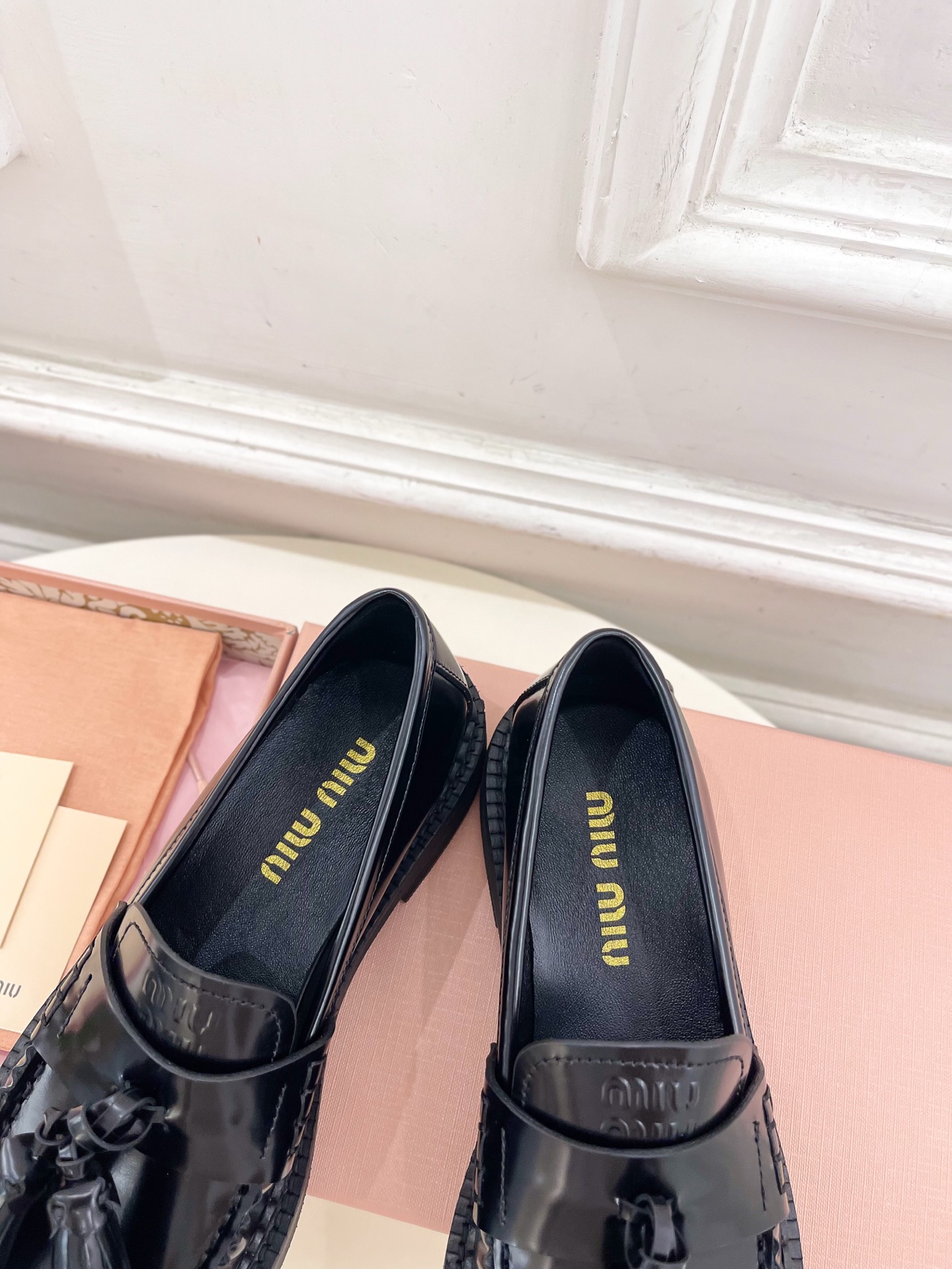 Miu Miu | 缪缪 25𝐬𝐬🖤2025春夏新品 专柜主打最新走秀款 复古风流苏乐福鞋 火爆上新！🍒
