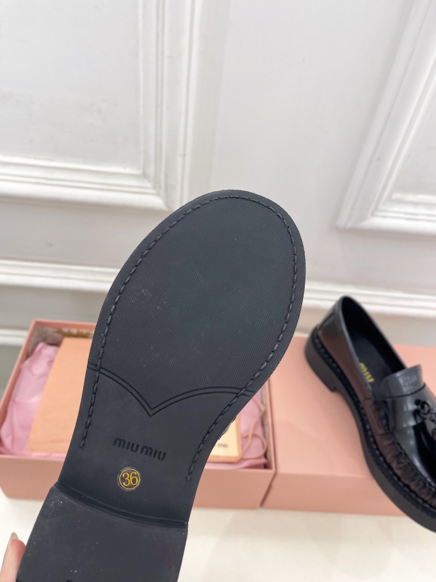 Miu Miu | 缪缪 25𝐬𝐬🖤2025春夏新品 专柜主打最新走秀款 复古风流苏乐福鞋 火爆上新！🍒