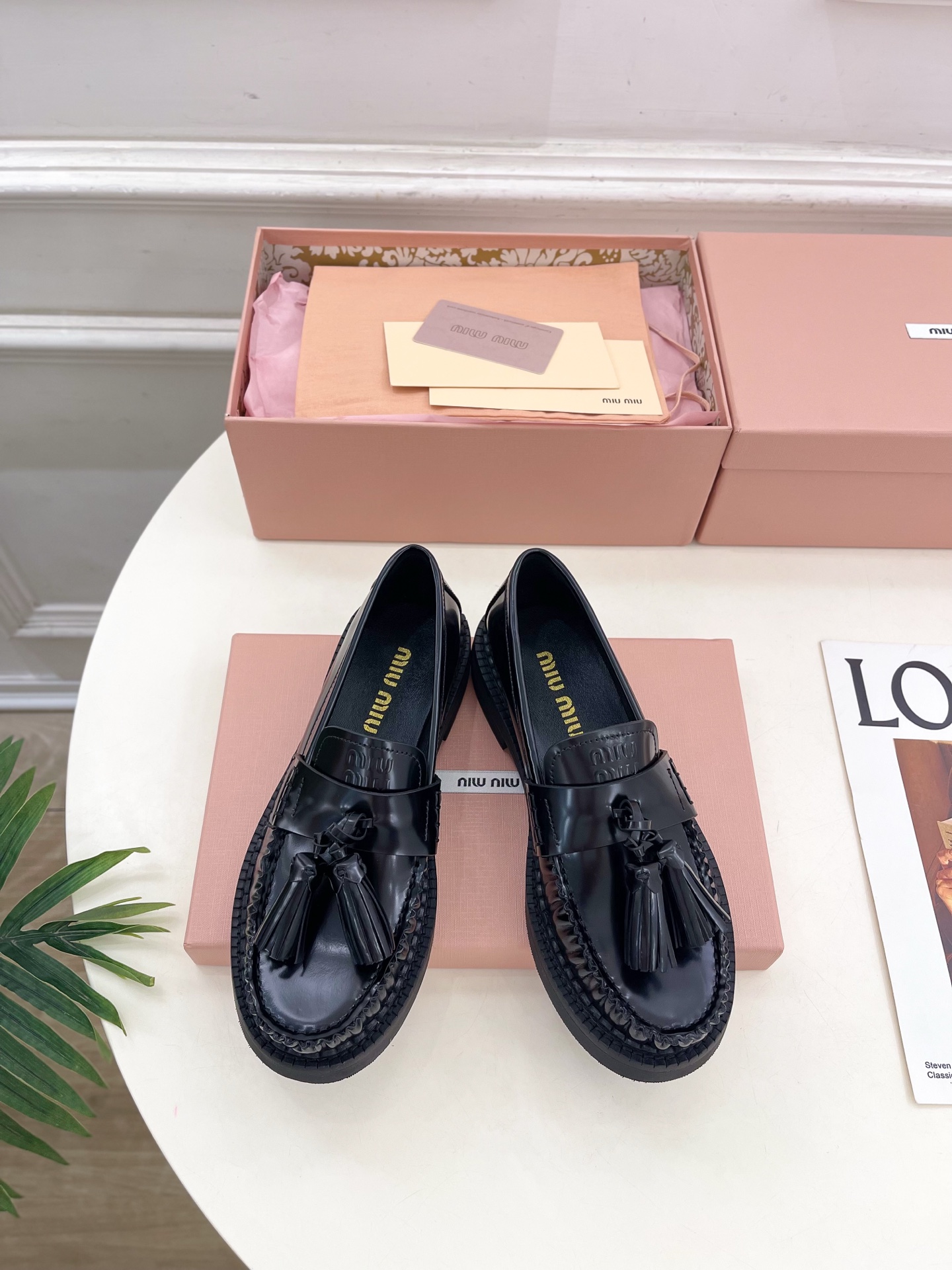 Miu Miu | 缪缪 25𝐬𝐬🖤2025春夏新品 专柜主打最新走秀款 复古风流苏乐福鞋 火爆上新！🍒