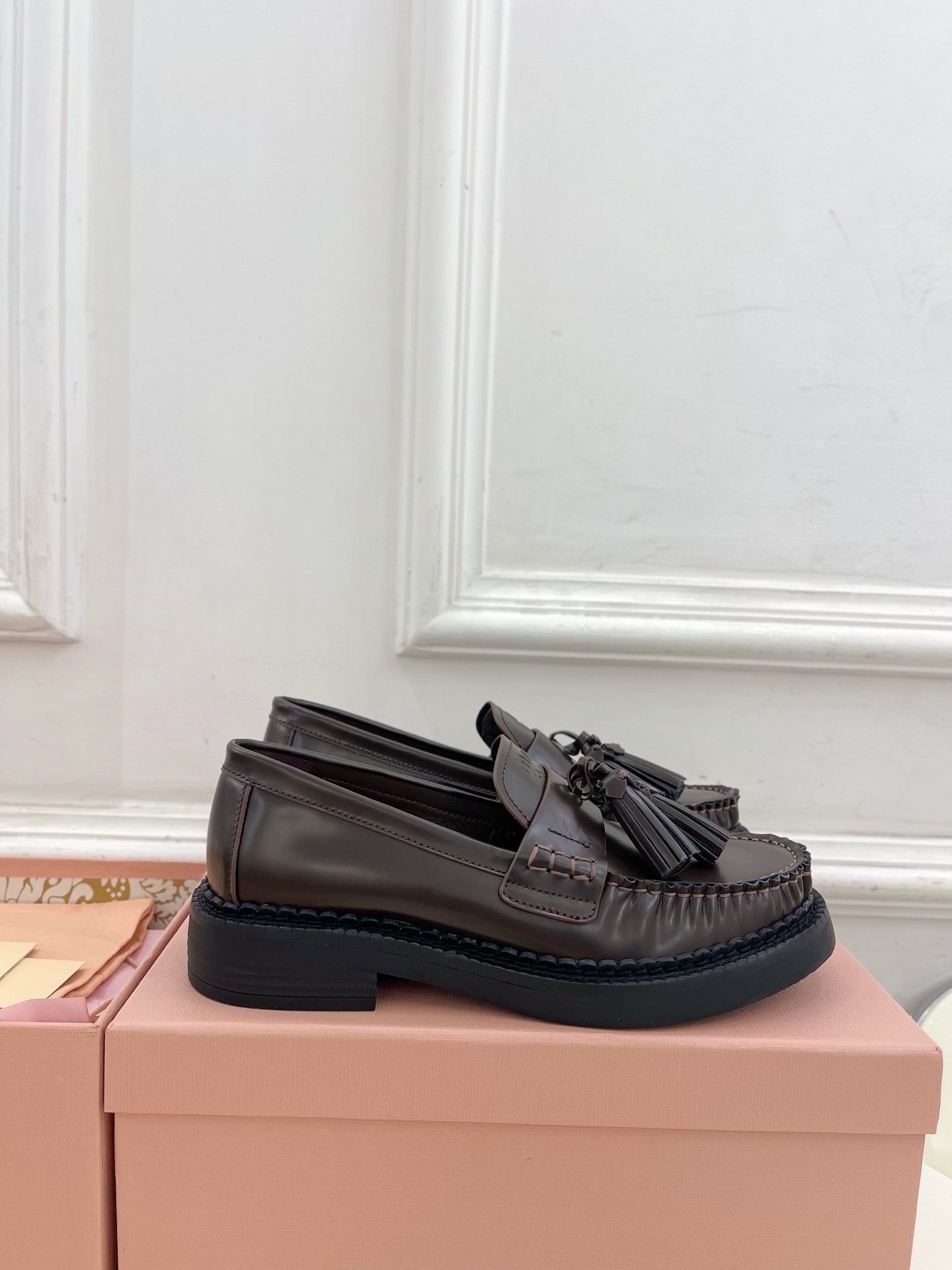 Miu Miu | 缪缪 25𝐬𝐬🖤2025春夏新品 专柜主打最新走秀款 复古风流苏乐福鞋 火爆上新!🍒
