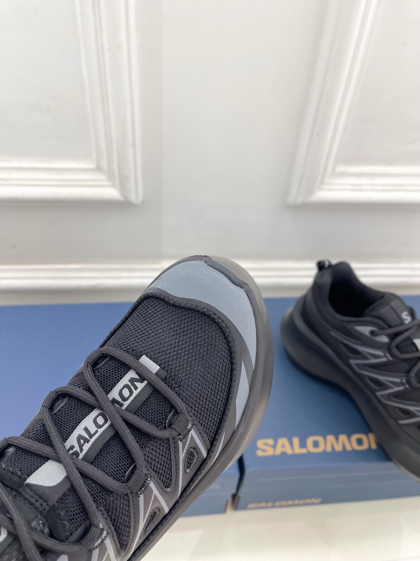 𝐂𝐃𝐆 𝐱 𝐒𝐚𝐥𝐨𝐦𝐨𝐧 萨洛蒙 联名XT-6 系列 厚底休闲运动鞋联名鞋款依旧是黑白简约配色，鞋身上