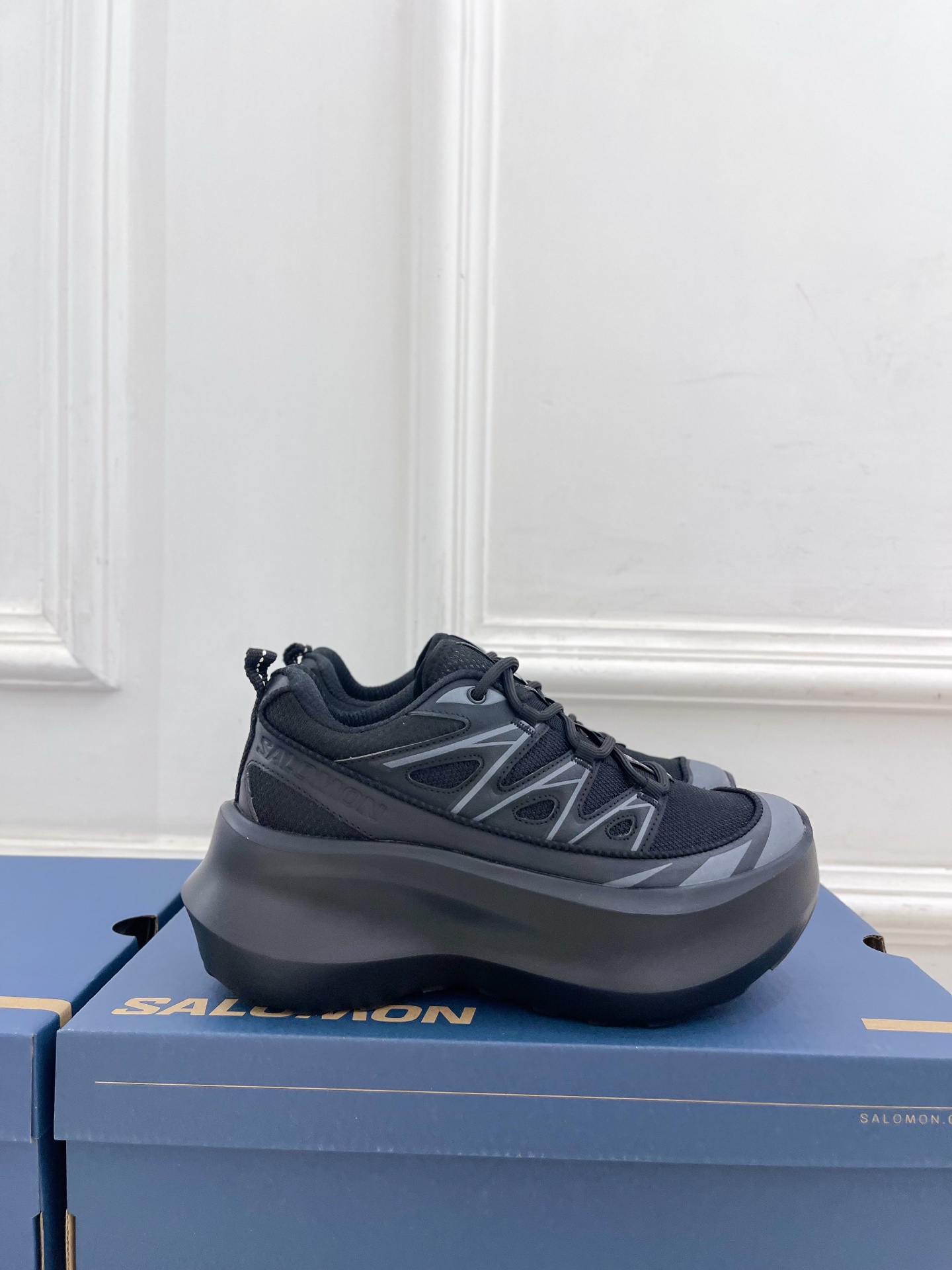 𝐂𝐃𝐆 𝐱 𝐒𝐚𝐥𝐨𝐦𝐨𝐧 萨洛蒙 联名XT-6 系列 厚底休闲运动鞋联名鞋款依旧是黑白简约配色，鞋身上