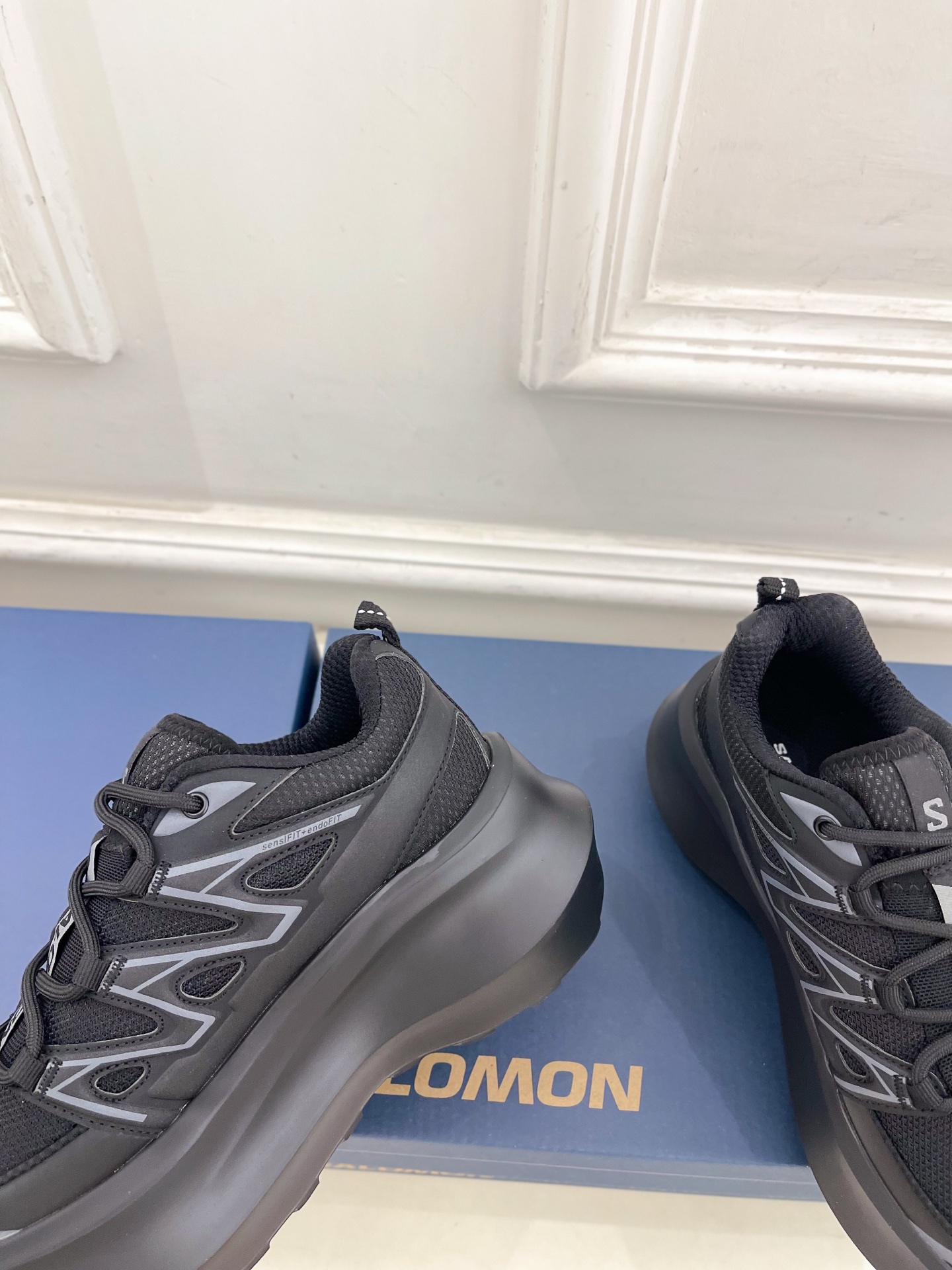 𝐂𝐃𝐆 𝐱 𝐒𝐚𝐥𝐨𝐦𝐨𝐧 萨洛蒙 联名XT-6 系列 厚底休闲运动鞋联名鞋款依旧是黑白简约配色，鞋身上