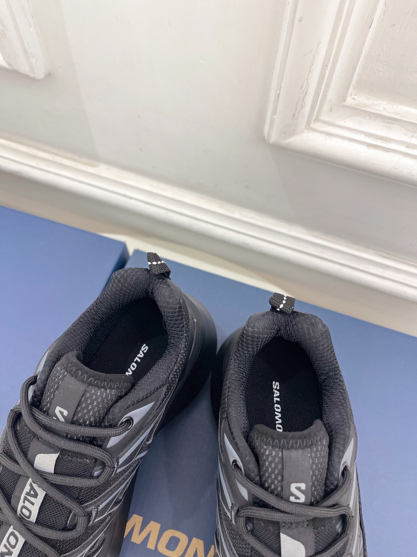 𝐂𝐃𝐆 𝐱 𝐒𝐚𝐥𝐨𝐦𝐨𝐧 萨洛蒙 联名XT-6 系列 厚底休闲运动鞋联名鞋款依旧是黑白简约配色，鞋身上