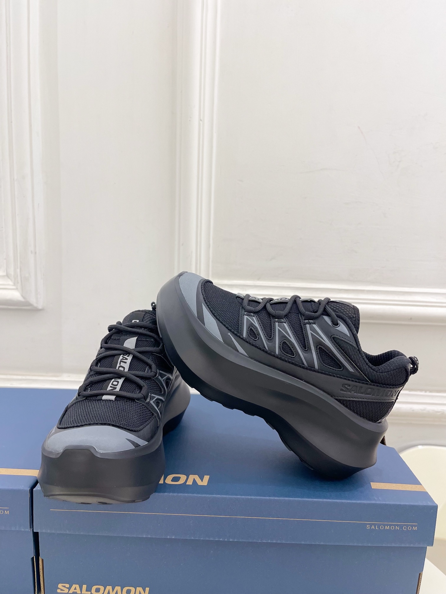 𝐂𝐃𝐆 𝐱 𝐒𝐚𝐥𝐨𝐦𝐨𝐧 萨洛蒙 联名XT-6 系列 厚底休闲运动鞋联名鞋款依旧是黑白简约配色，鞋身上