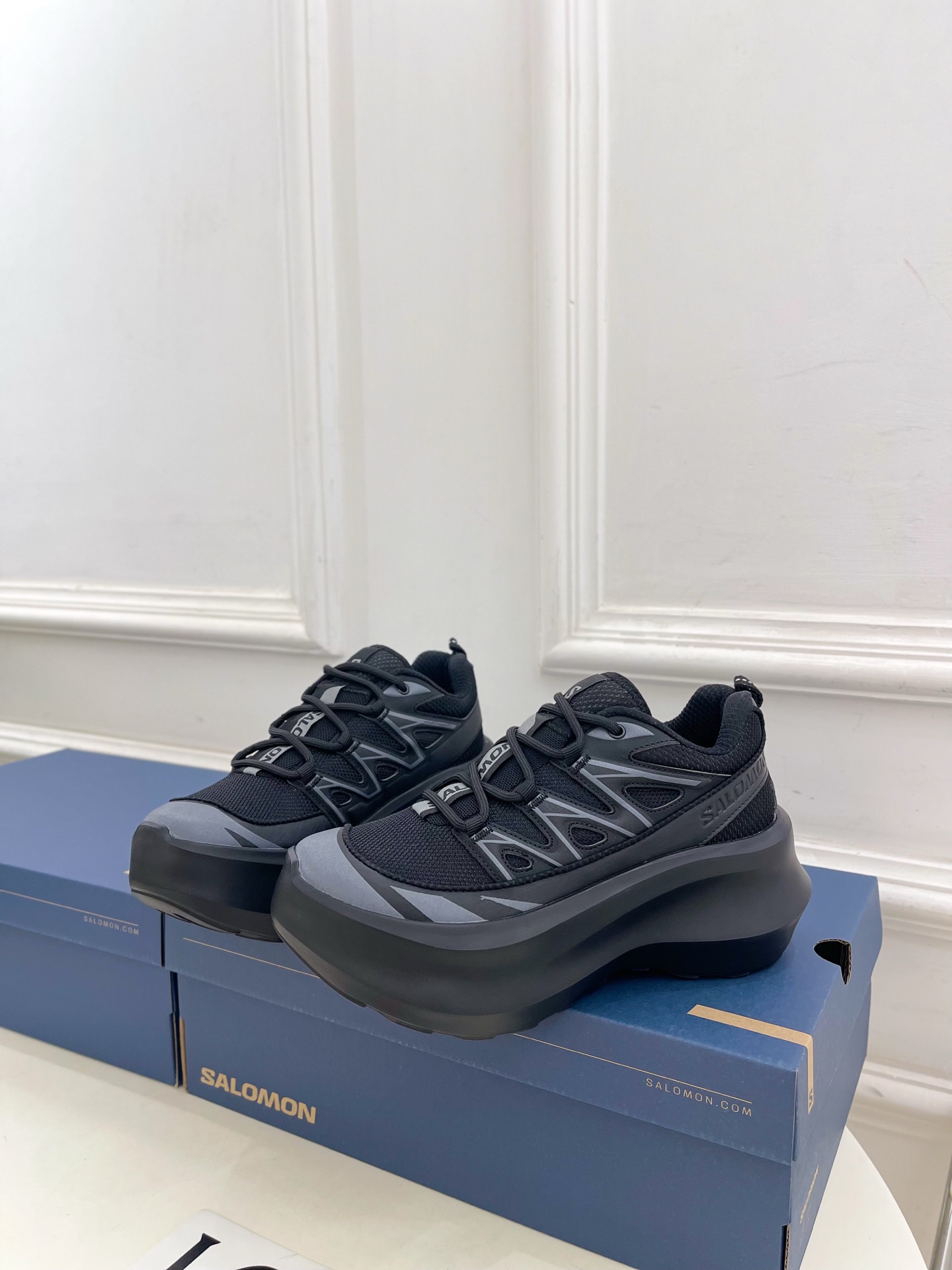 𝐂𝐃𝐆 𝐱 𝐒𝐚𝐥𝐨𝐦𝐨𝐧 萨洛蒙 联名XT-6 系列 厚底休闲运动鞋联名鞋款依旧是黑白简约配色，鞋身上