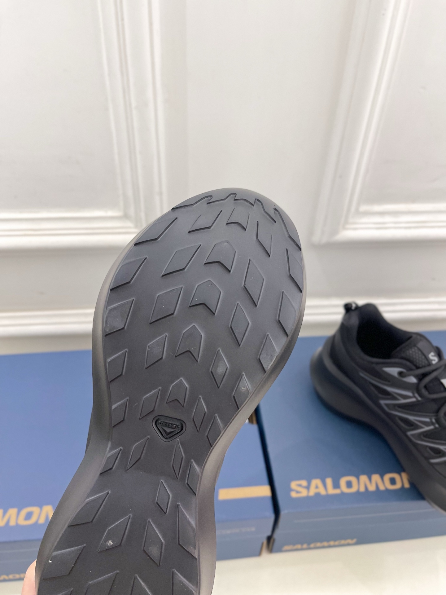 𝐂𝐃𝐆 𝐱 𝐒𝐚𝐥𝐨𝐦𝐨𝐧 萨洛蒙 联名XT-6 系列 厚底休闲运动鞋联名鞋款依旧是黑白简约配色，鞋身上