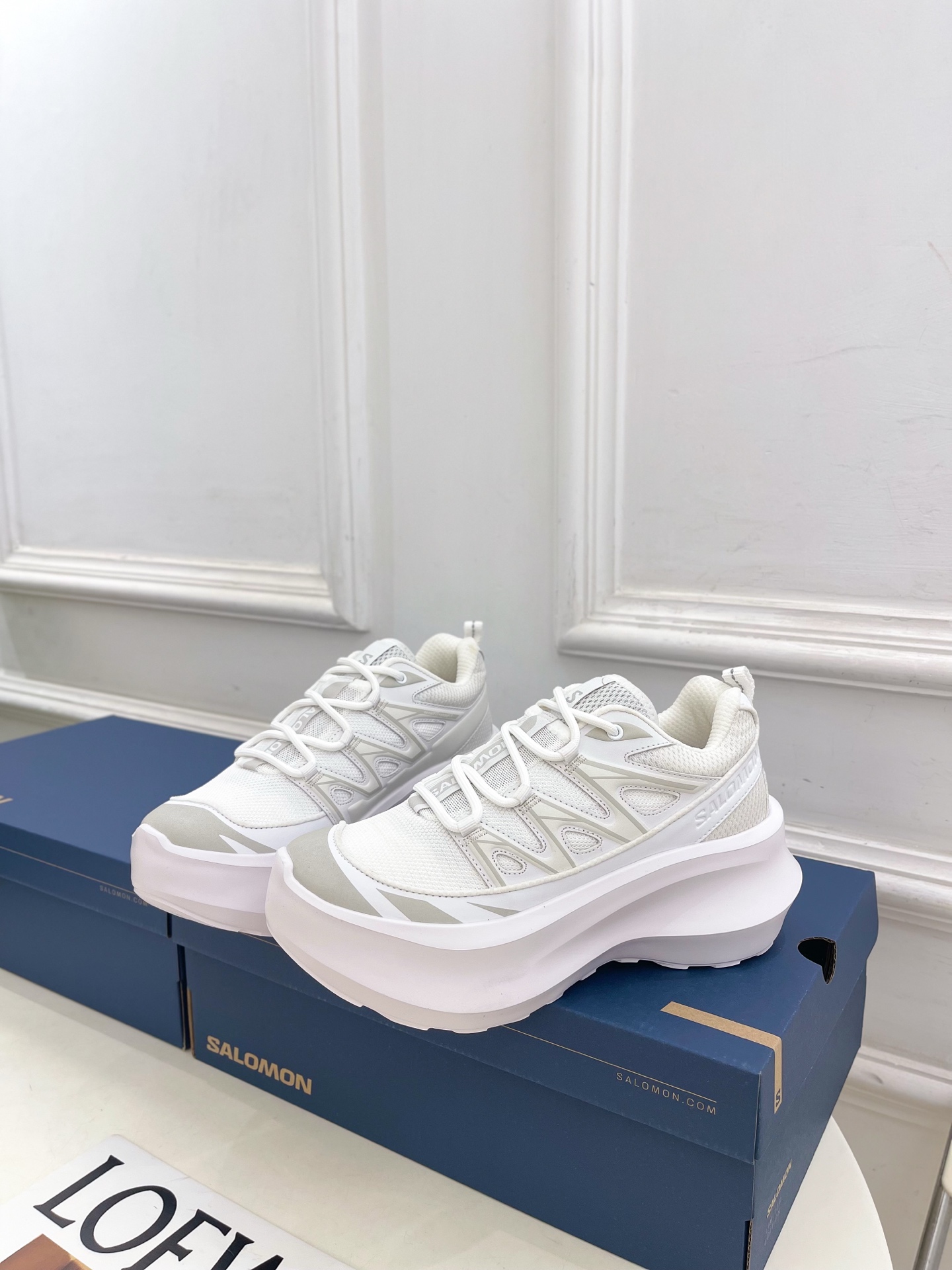 𝐂𝐃𝐆 𝐱 𝐒𝐚𝐥𝐨𝐦𝐨𝐧 萨洛蒙 联名XT-6 系列 厚底休闲运动鞋联名鞋款依旧是黑白简约配色，鞋身上