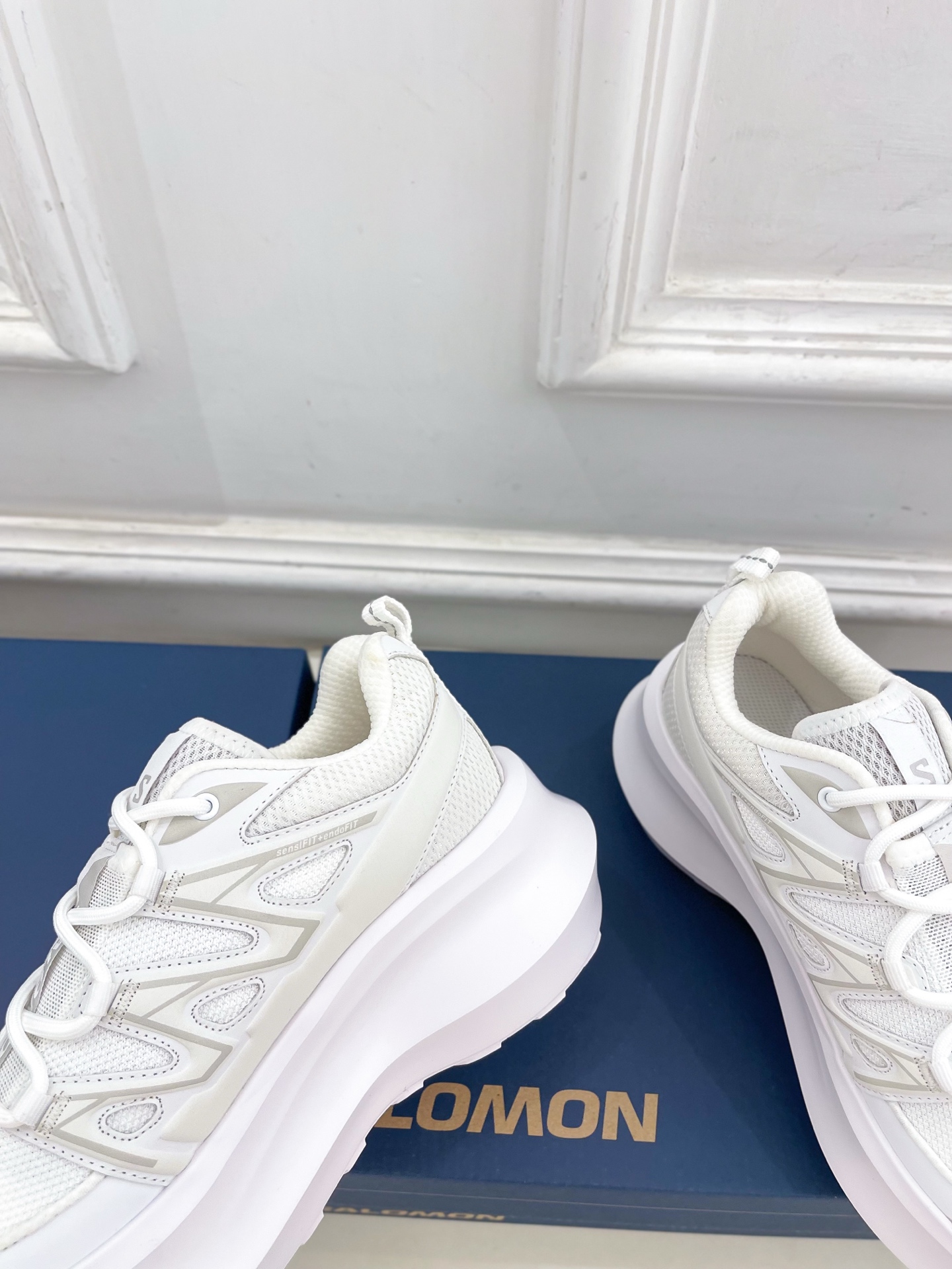 𝐂𝐃𝐆 𝐱 𝐒𝐚𝐥𝐨𝐦𝐨𝐧 萨洛蒙 联名XT-6 系列 厚底休闲运动鞋联名鞋款依旧是黑白简约配色，鞋身上