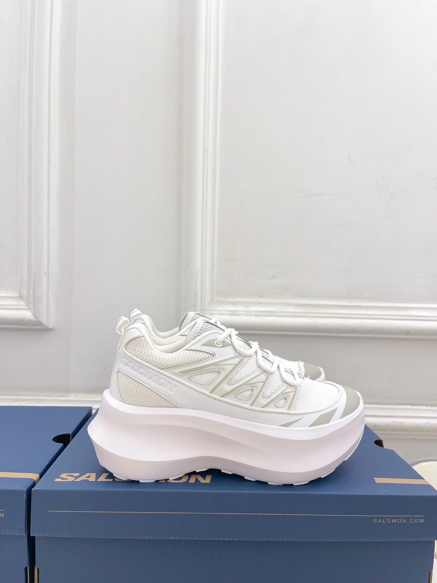 𝐂𝐃𝐆 𝐱 𝐒𝐚𝐥𝐨𝐦𝐨𝐧 萨洛蒙 联名XT-6 系列 厚底休闲运动鞋联名鞋款依旧是黑白简约配色，鞋身上