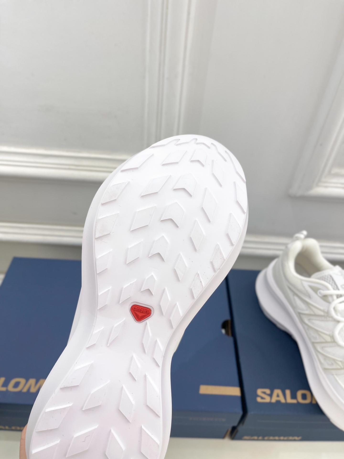 𝐂𝐃𝐆 𝐱 𝐒𝐚𝐥𝐨𝐦𝐨𝐧 萨洛蒙 联名XT-6 系列 厚底休闲运动鞋联名鞋款依旧是黑白简约配色，鞋身上