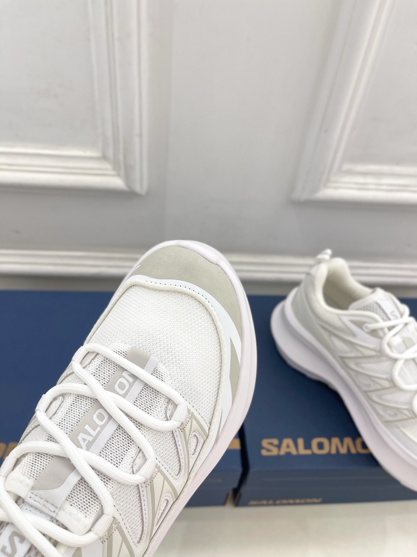 𝐂𝐃𝐆 𝐱 𝐒𝐚𝐥𝐨𝐦𝐨𝐧 萨洛蒙 联名XT-6 系列 厚底休闲运动鞋联名鞋款依旧是黑白简约配色，鞋身上