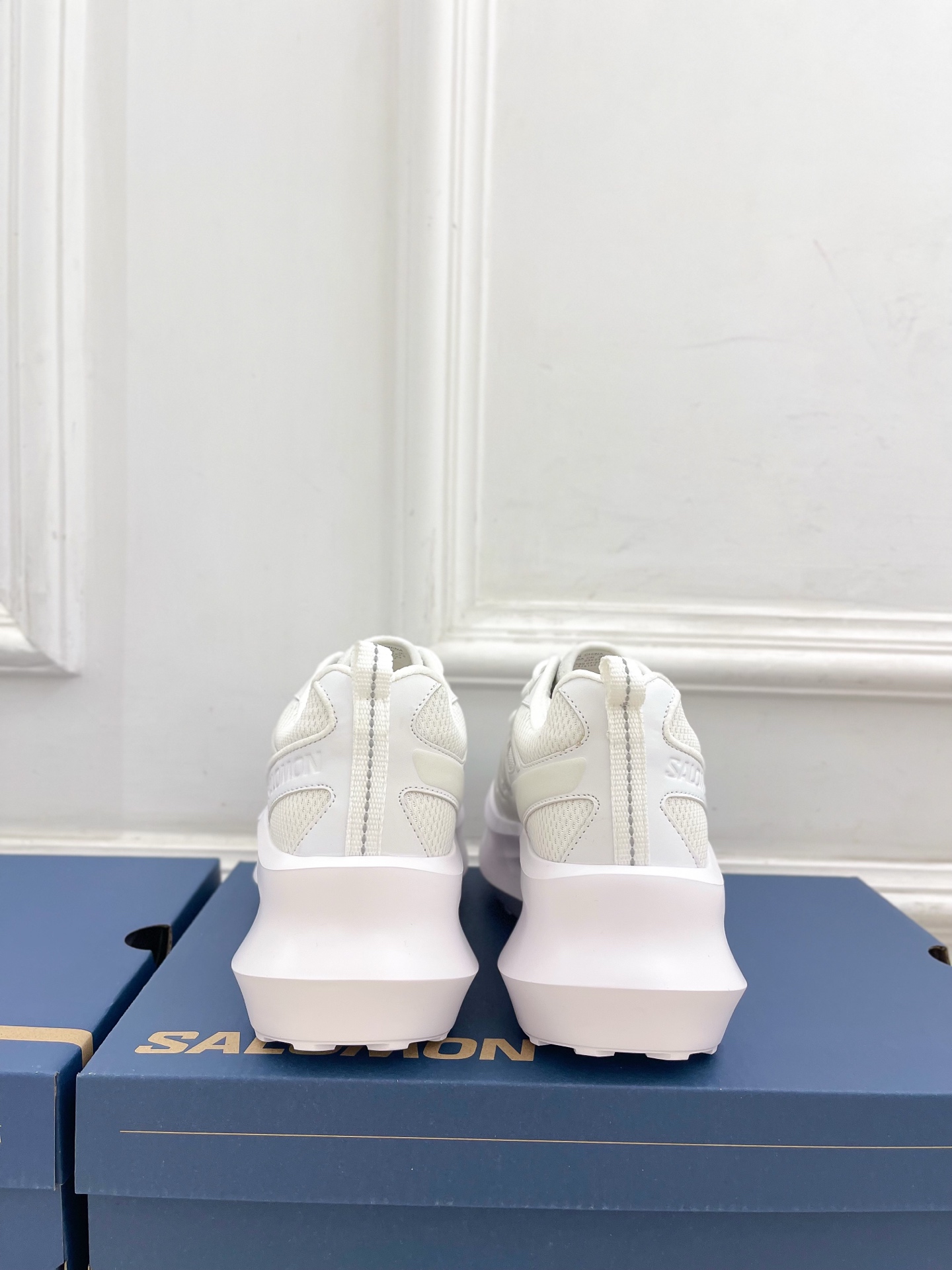 𝐂𝐃𝐆 𝐱 𝐒𝐚𝐥𝐨𝐦𝐨𝐧 萨洛蒙 联名XT-6 系列 厚底休闲运动鞋联名鞋款依旧是黑白简约配色，鞋身上