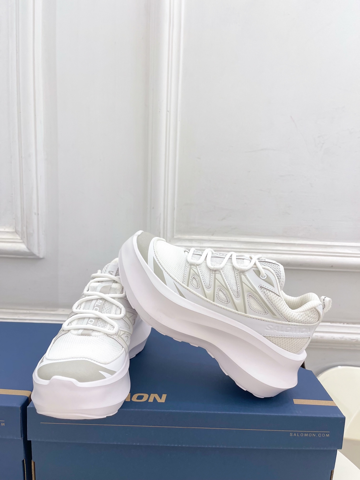 𝐂𝐃𝐆 𝐱 𝐒𝐚𝐥𝐨𝐦𝐨𝐧 萨洛蒙 联名XT-6 系列 厚底休闲运动鞋联名鞋款依旧是黑白简约配色，鞋身上