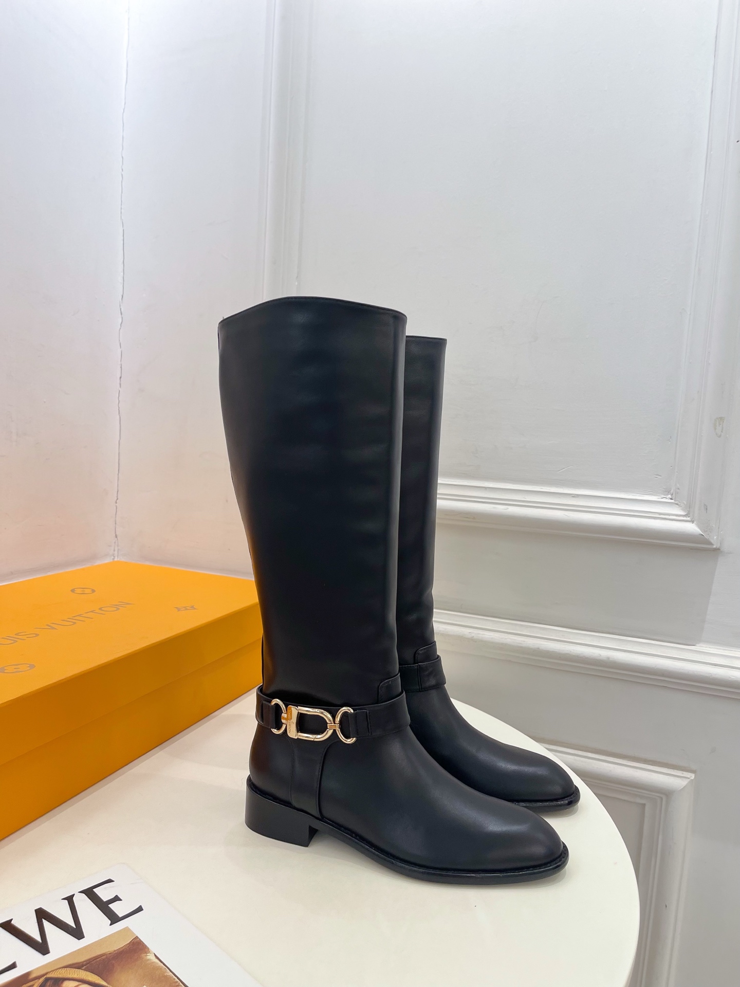 Louis Vuitton Bottes Hautes en Cuir Noir avec Boucle Westside Dorée pour Femme