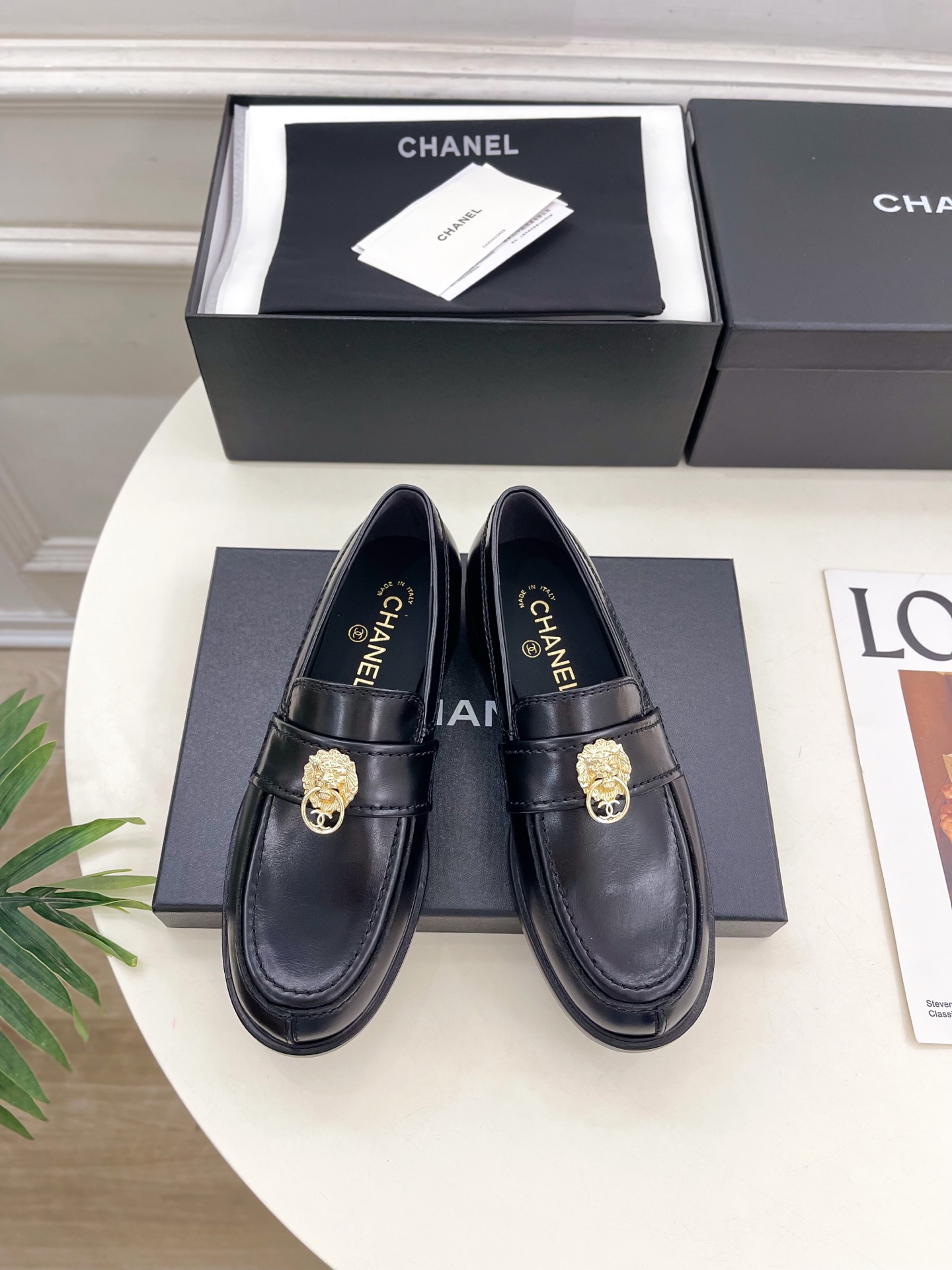 Chanel Leren Loafers met Leeuwenkop Details - Klassiek en Stijlvol