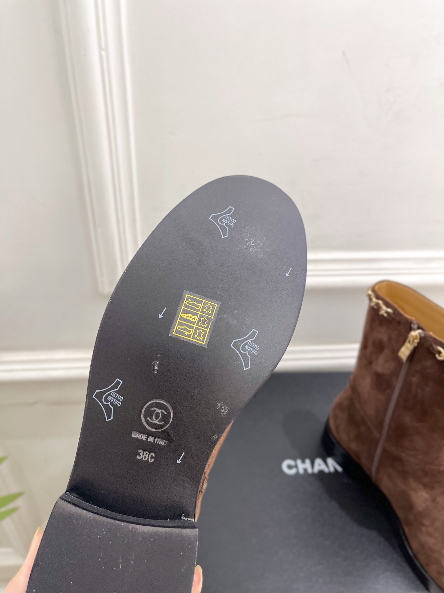 𝐂𝐇𝐀𝐍𝐄𝐋 | 小香 25𝐬𝐬 🦋2025 秋冬秀场新品 小香双C链条拼色短靴 系列上新〰🍬 BS时尚