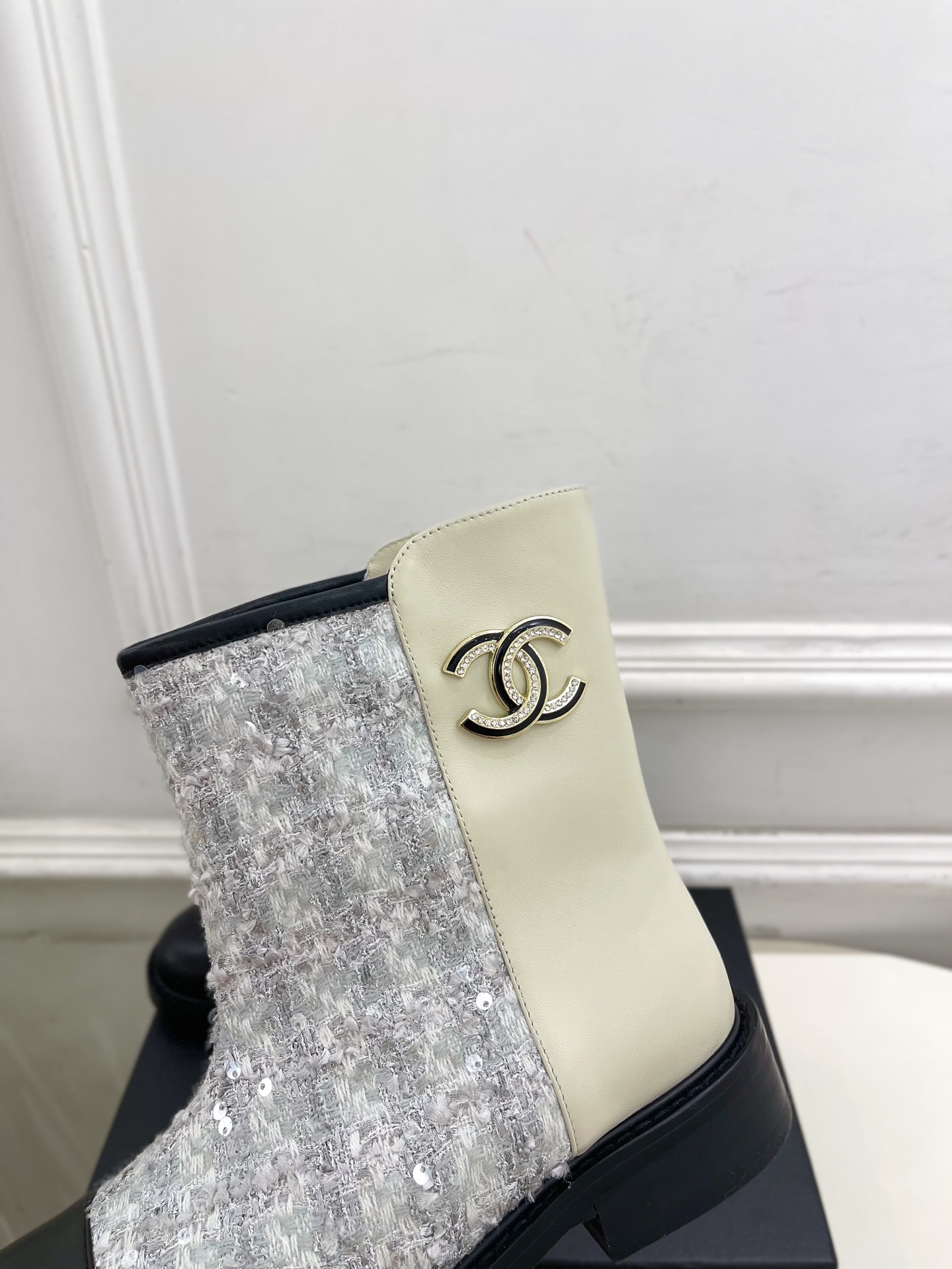 𝐂𝐇𝐀𝐍𝐄𝐋 | 小香 25𝐬𝐬 🦋2025 秋冬秀场新品 小香双C拼色亮片短靴 系列上新〰🍬 BS时尚