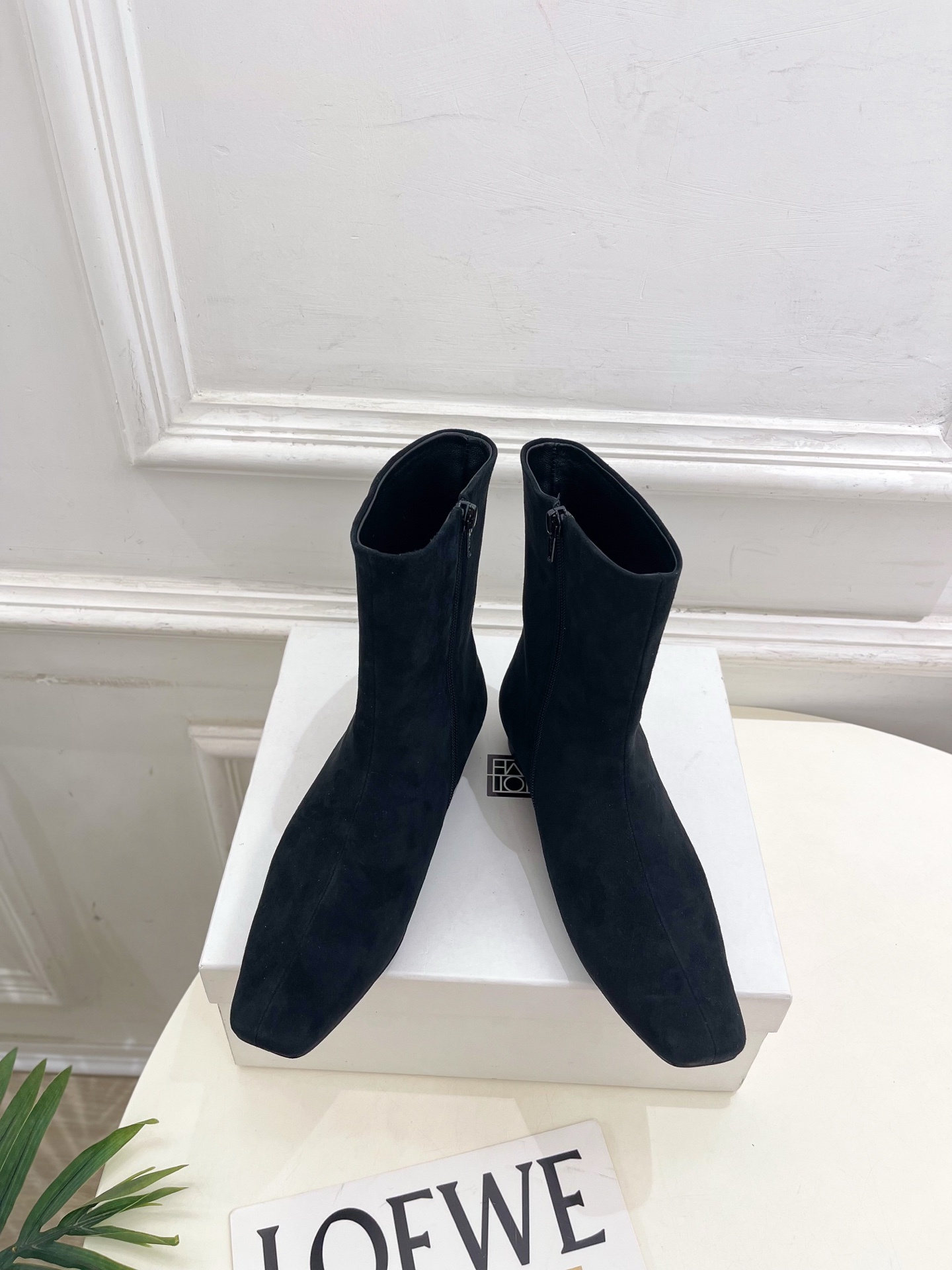 Toteme 2025秋冬新品 方头内侧拉链平底短靴—————————作为这两年最受欢迎的设计师牌,设计