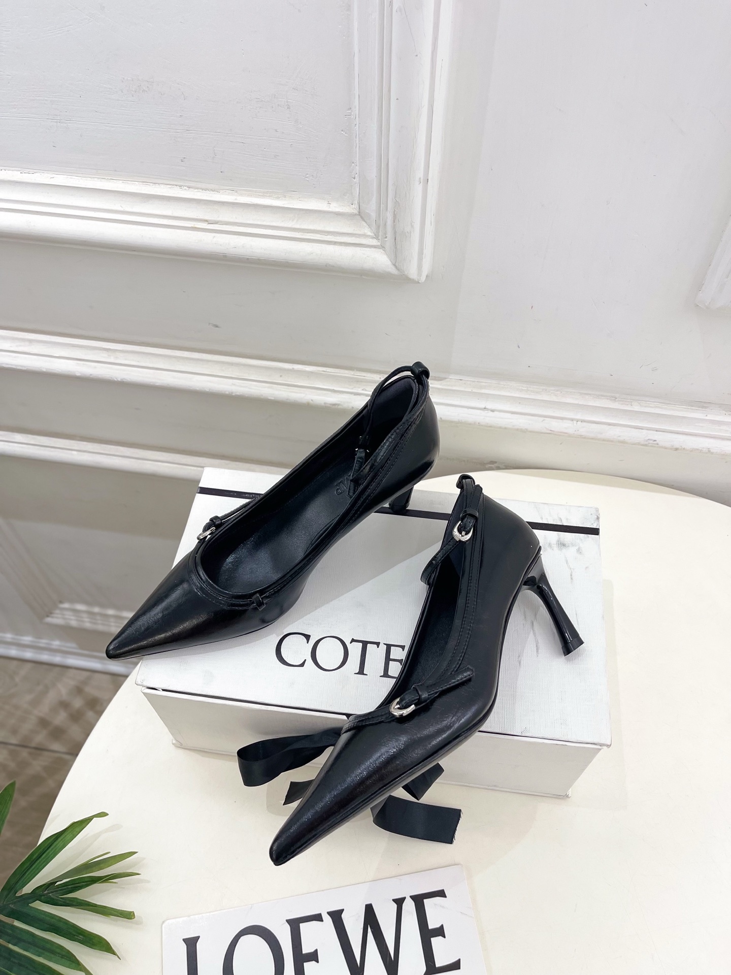 COTEMP 秋冬新品 Empyreus 腕带尖头高跟鞋—————————作为这两年最受欢迎的设计师牌,