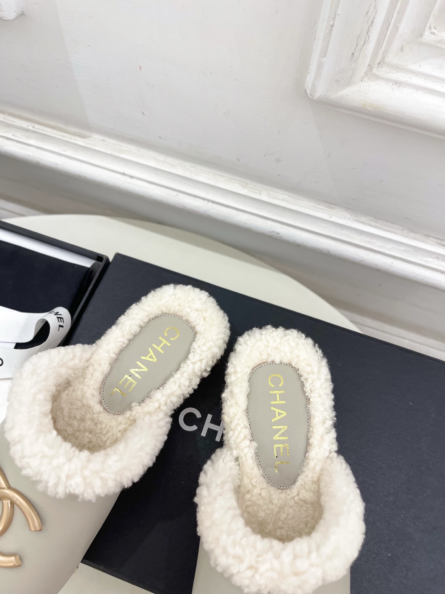 𝐂𝐇𝐀𝐍𝐄𝐋 | 小香 25𝐬𝐬 🦋2025 秋冬新品 专柜经典款 小香双C实木底毛毛包头拖鞋 系列上新
