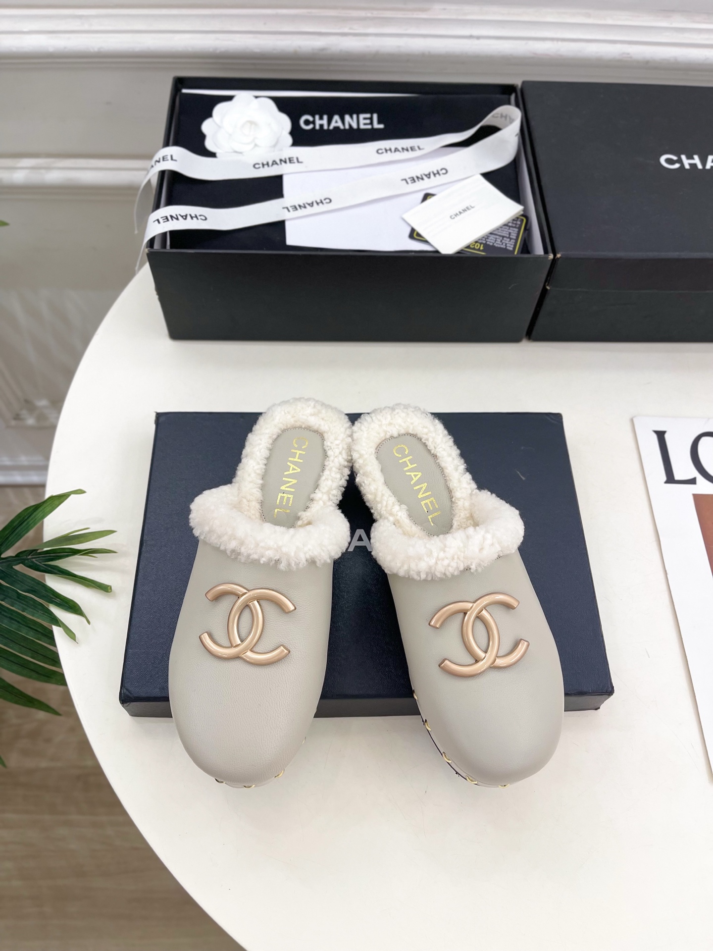 𝐂𝐇𝐀𝐍𝐄𝐋 | 小香 25𝐬𝐬 🦋2025 秋冬新品 专柜经典款 小香双C实木底毛毛包头拖鞋 系列上新