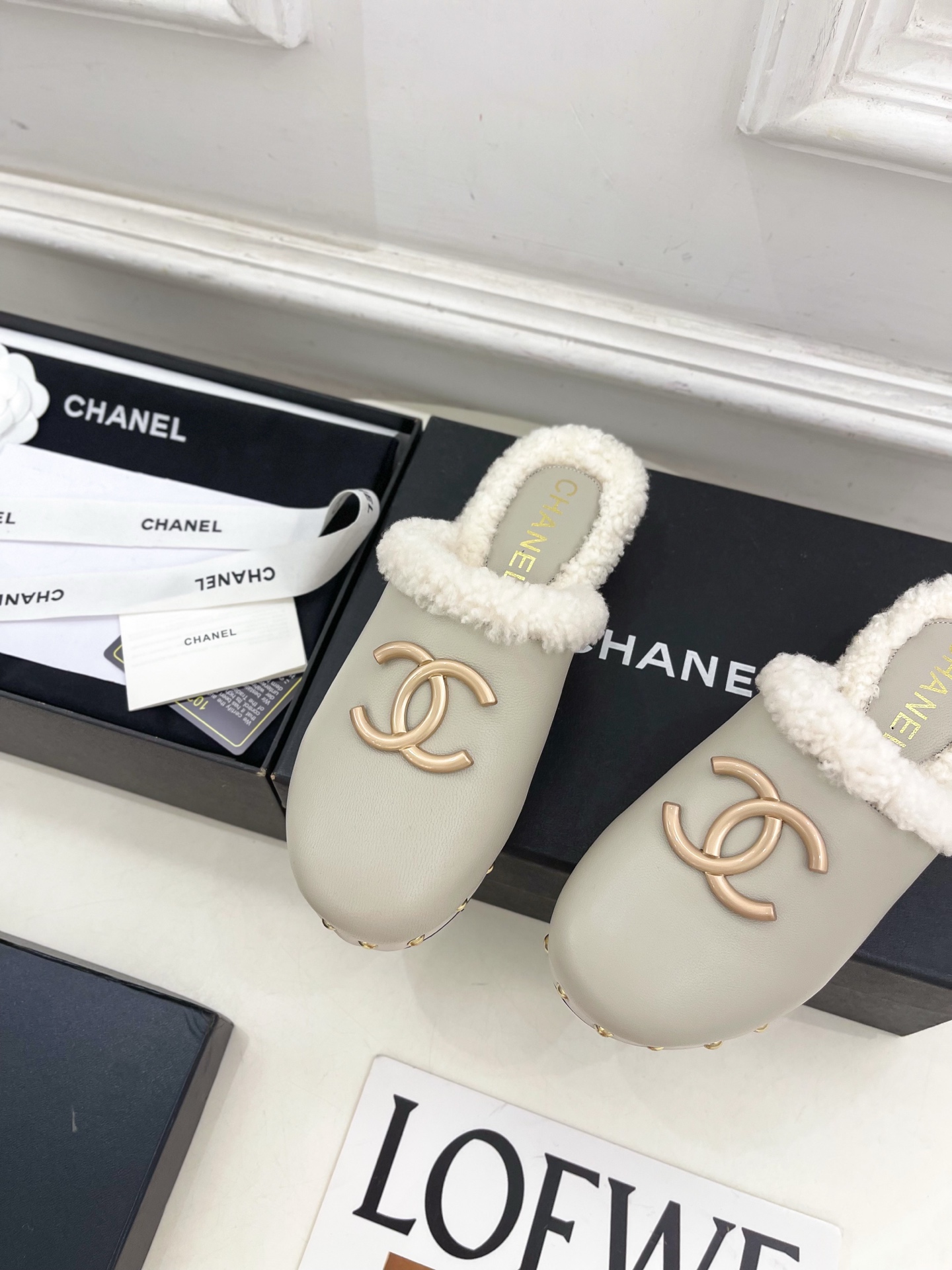 𝐂𝐇𝐀𝐍𝐄𝐋 | 小香 25𝐬𝐬 🦋2025 秋冬新品 专柜经典款 小香双C实木底毛毛包头拖鞋 系列上新