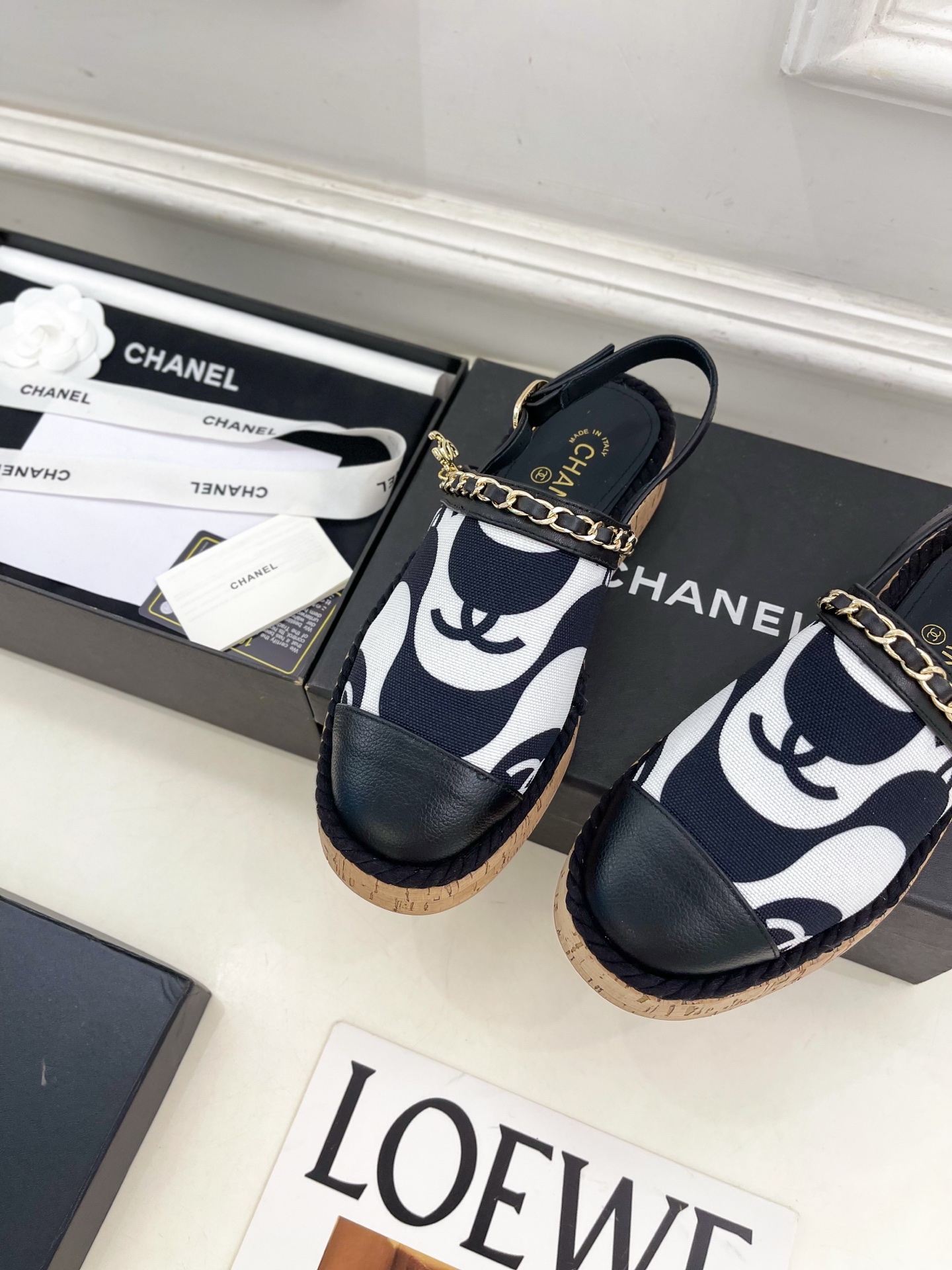 𝐂𝐇𝐀𝐍𝐄𝐋 | 小香 25𝐬𝐬 🦋2025 春夏新品 专柜经典走秀款 小香双C链条半拖凉鞋 系列上新〰