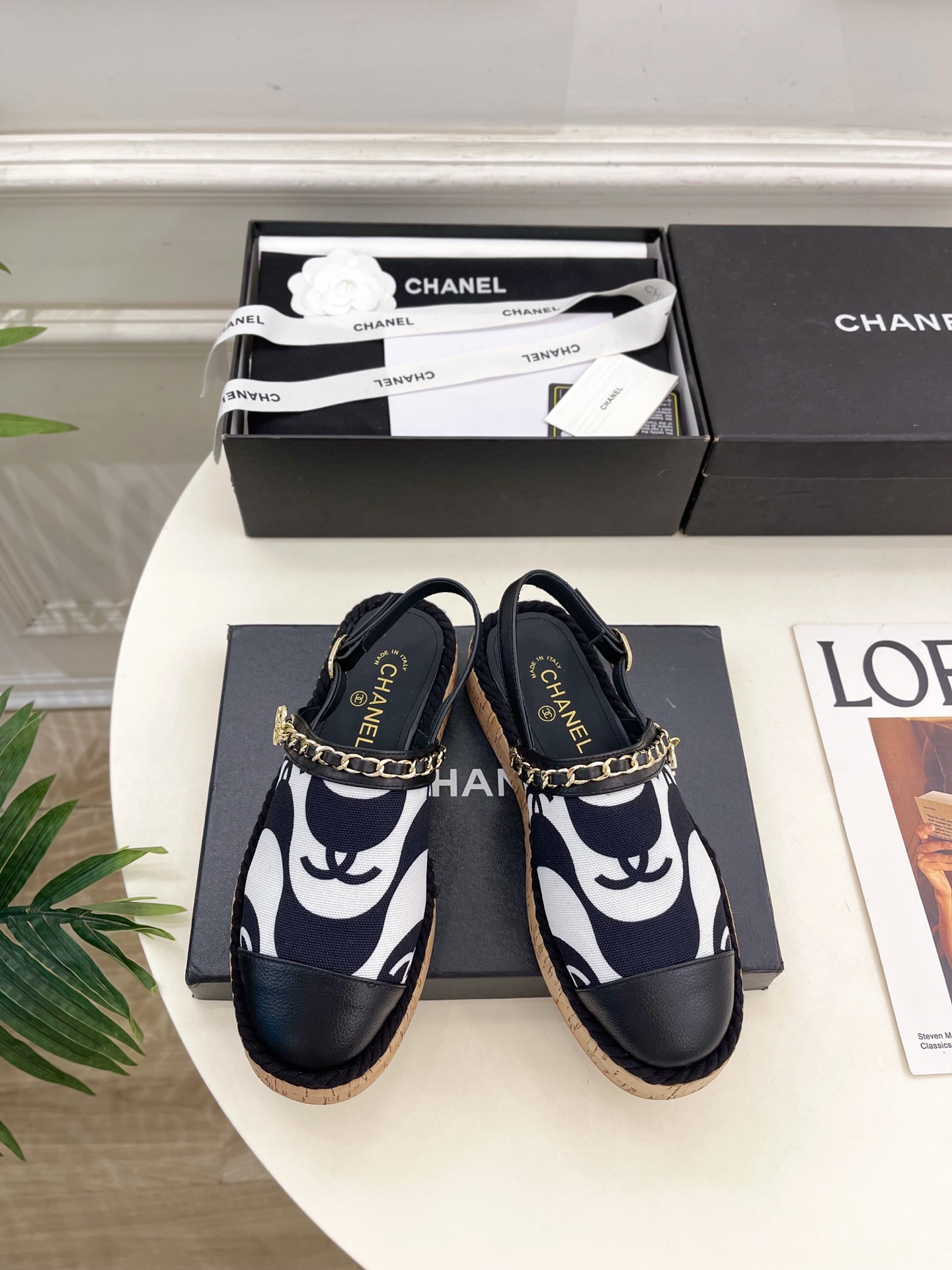 𝐂𝐇𝐀𝐍𝐄𝐋 | 小香 25𝐬𝐬 🦋2025 春夏新品 专柜经典走秀款 小香双C链条半拖凉鞋 系列上新〰