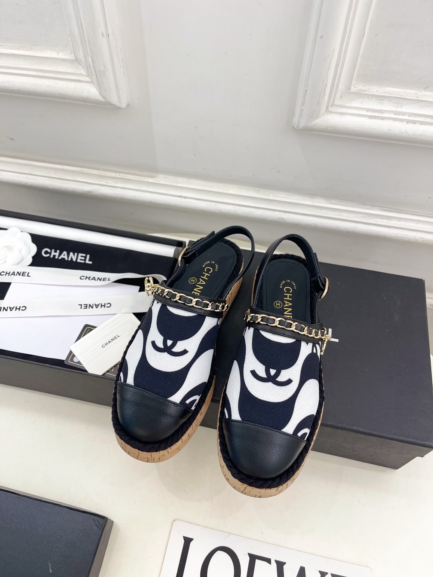 𝐂𝐇𝐀𝐍𝐄𝐋 | 小香 25𝐬𝐬 🦋2025 春夏新品 专柜经典走秀款 小香双C链条半拖凉鞋 系列上新〰
