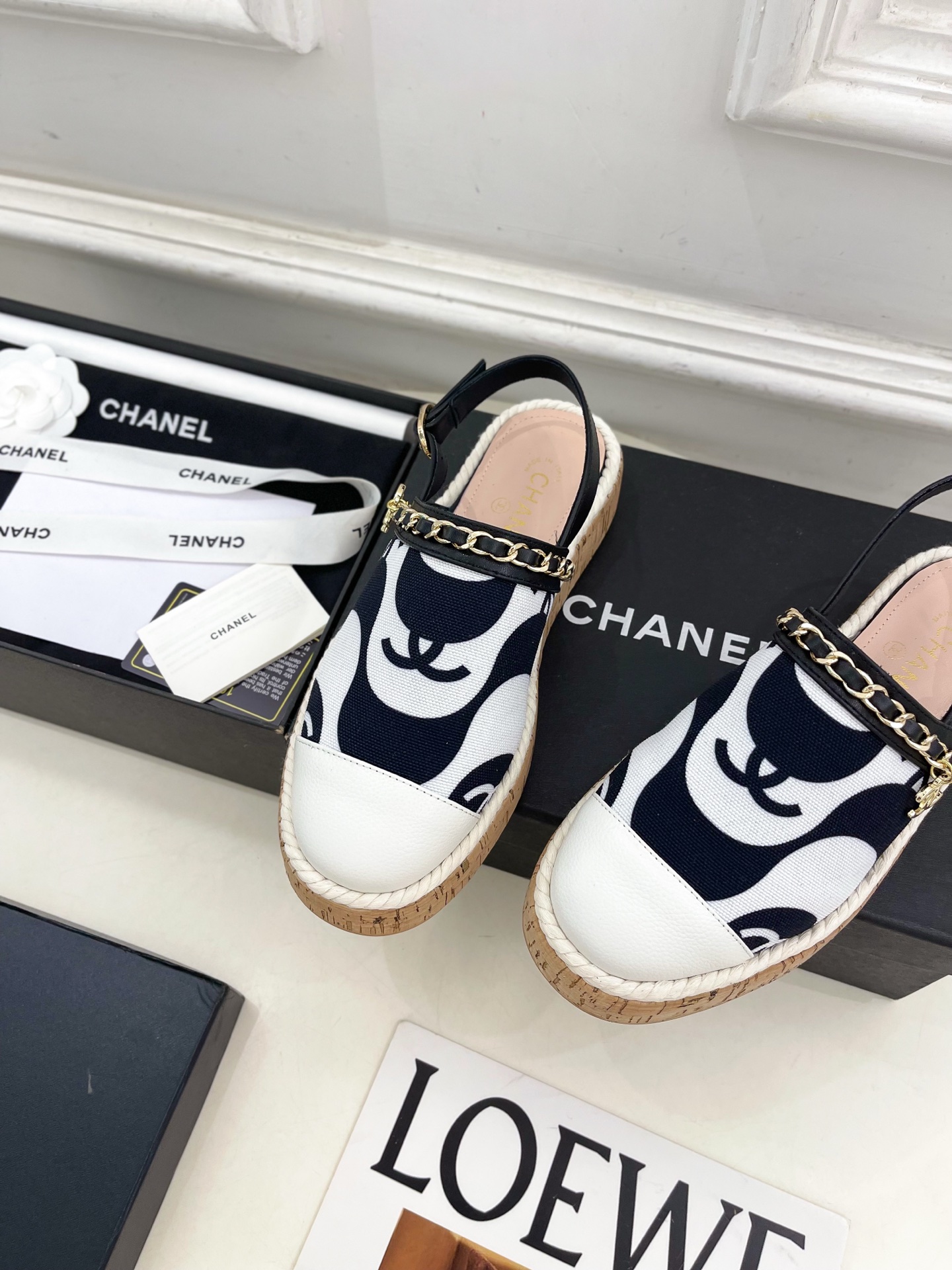 𝐂𝐇𝐀𝐍𝐄𝐋 | 小香 25𝐬𝐬 🦋2025 春夏新品 专柜经典走秀款 小香双C链条半拖凉鞋 系列上新〰