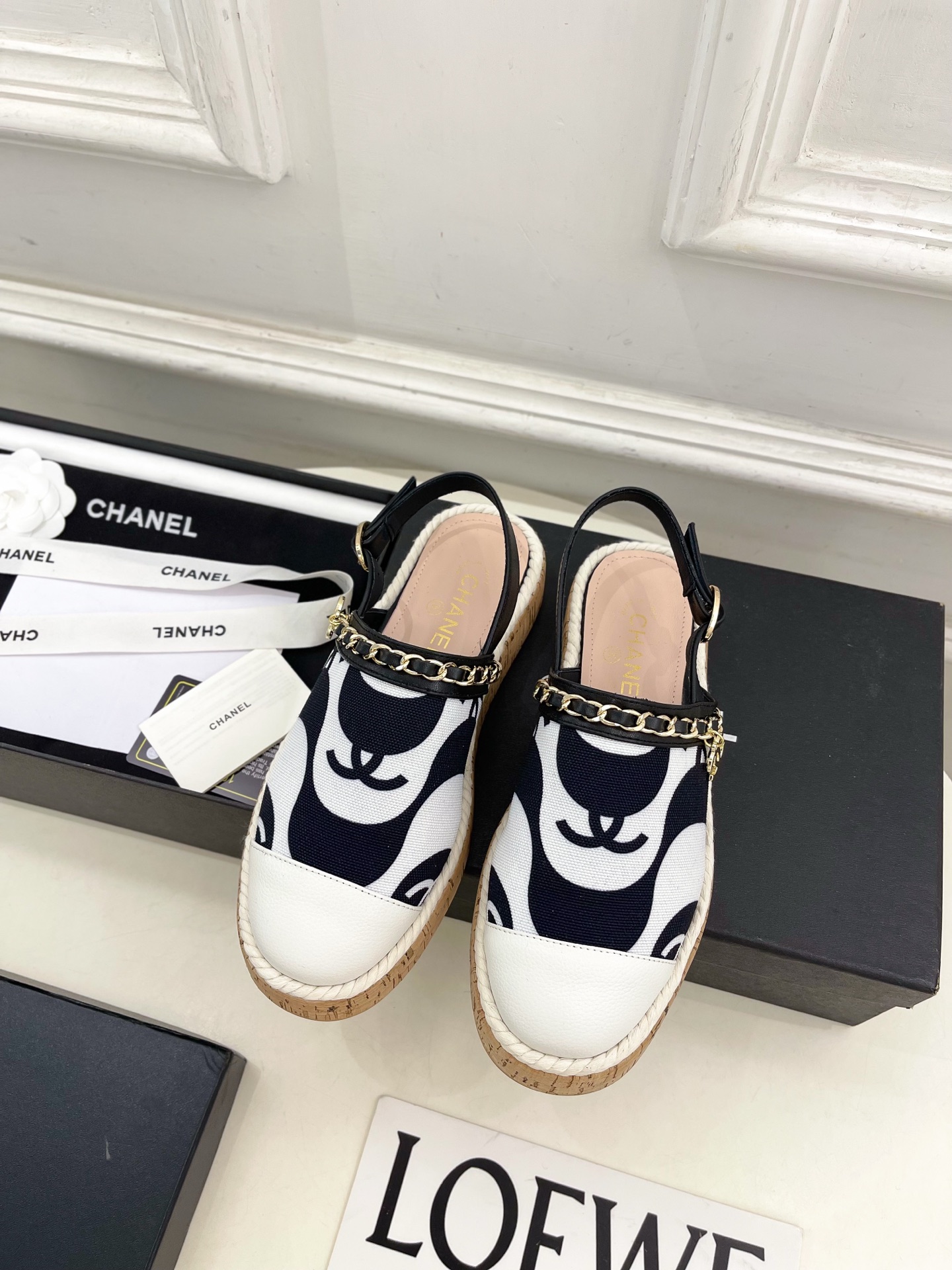 𝐂𝐇𝐀𝐍𝐄𝐋 | 小香 25𝐬𝐬 🦋2025 春夏新品 专柜经典走秀款 小香双C链条半拖凉鞋 系列上新〰