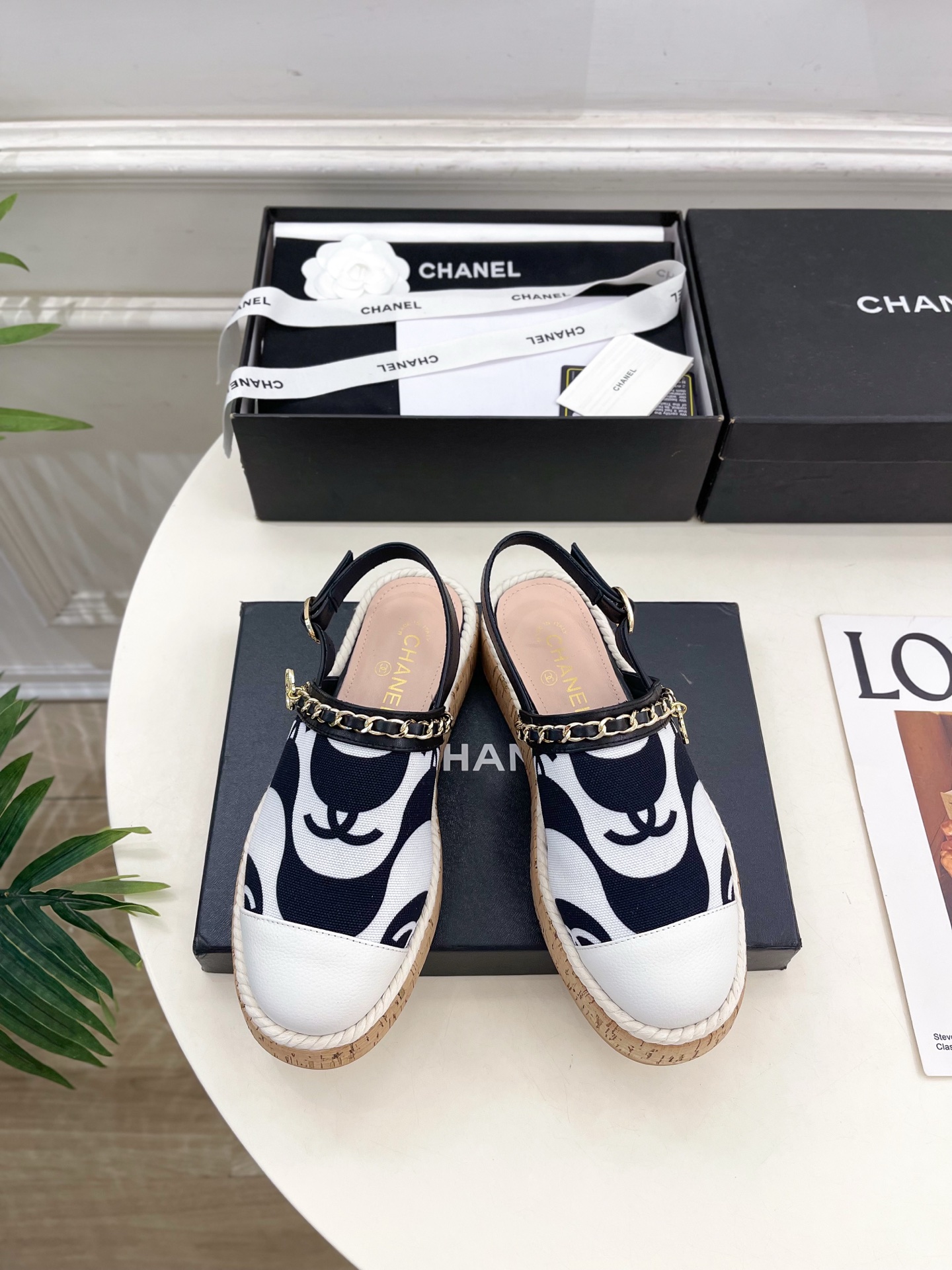 𝐂𝐇𝐀𝐍𝐄𝐋 | 小香 25𝐬𝐬 🦋2025 春夏新品 专柜经典走秀款 小香双C链条半拖凉鞋 系列上新〰