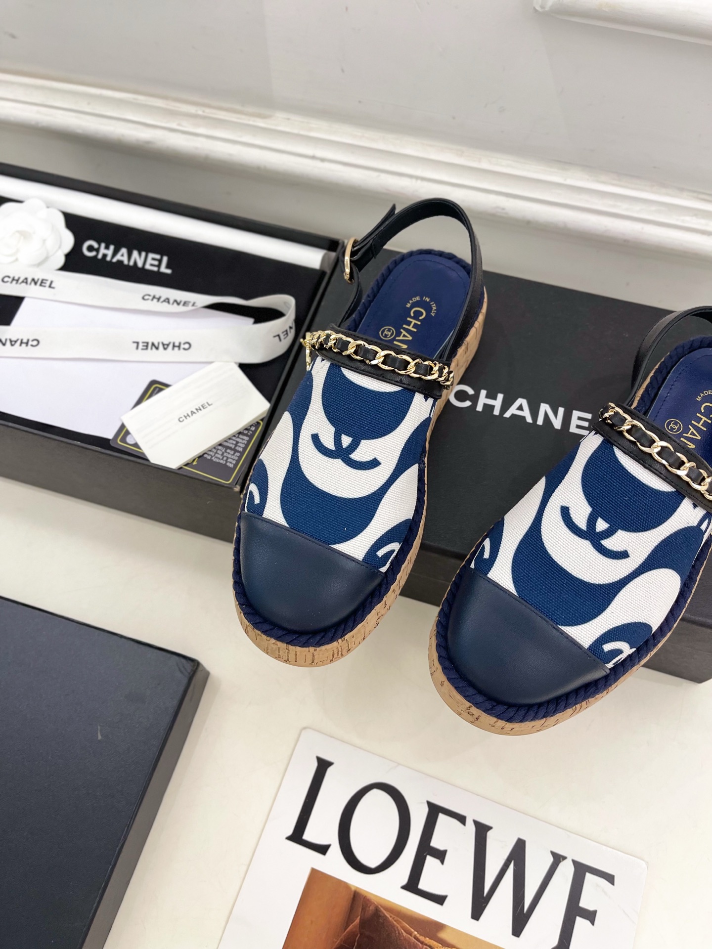 𝐂𝐇𝐀𝐍𝐄𝐋 | 小香 25𝐬𝐬 🦋2025 春夏新品 专柜经典走秀款 小香双C链条半拖凉鞋 系列上新〰