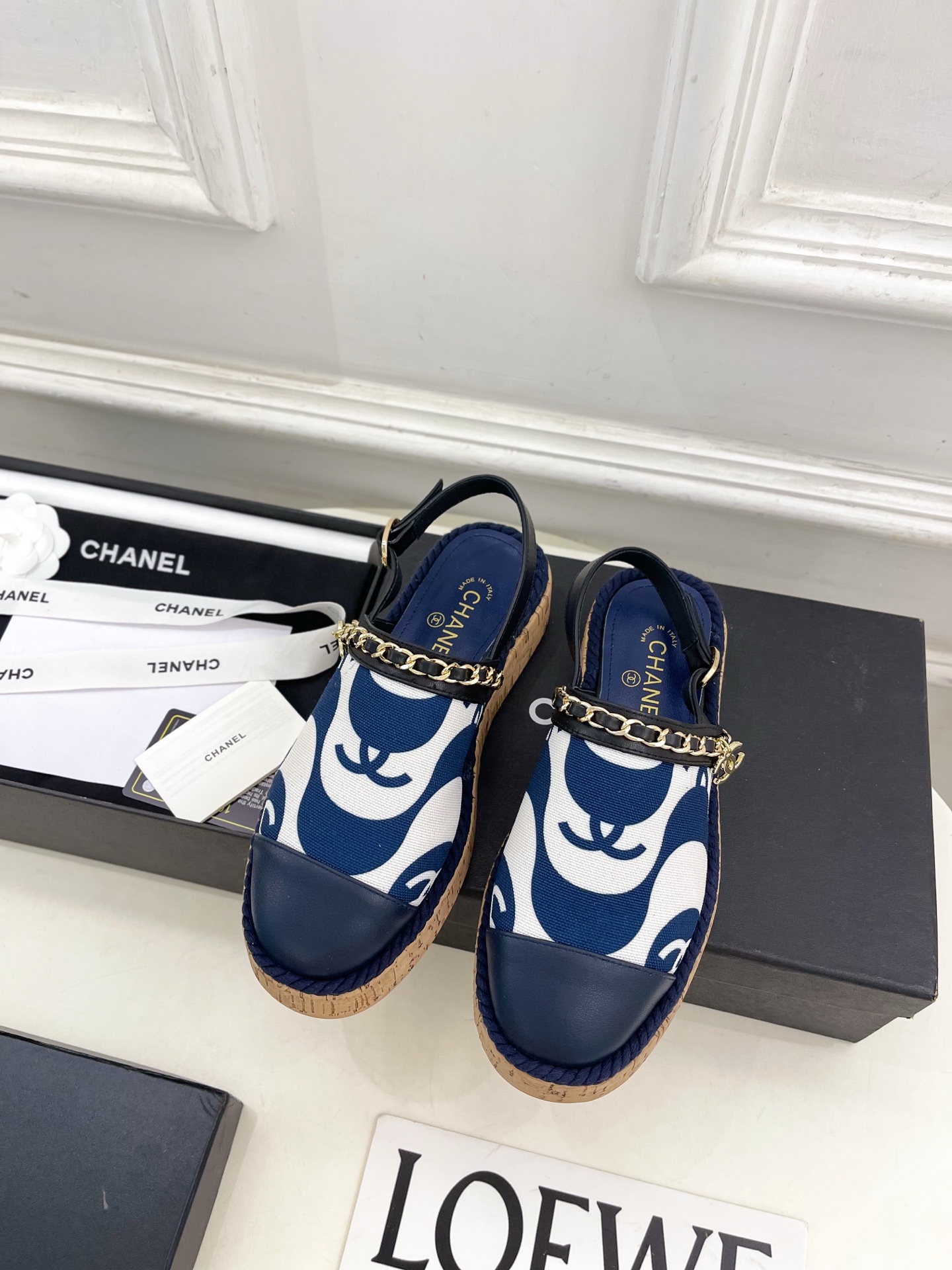 𝐂𝐇𝐀𝐍𝐄𝐋 | 小香 25𝐬𝐬 🦋2025 春夏新品 专柜经典走秀款 小香双C链条半拖凉鞋 系列上新〰