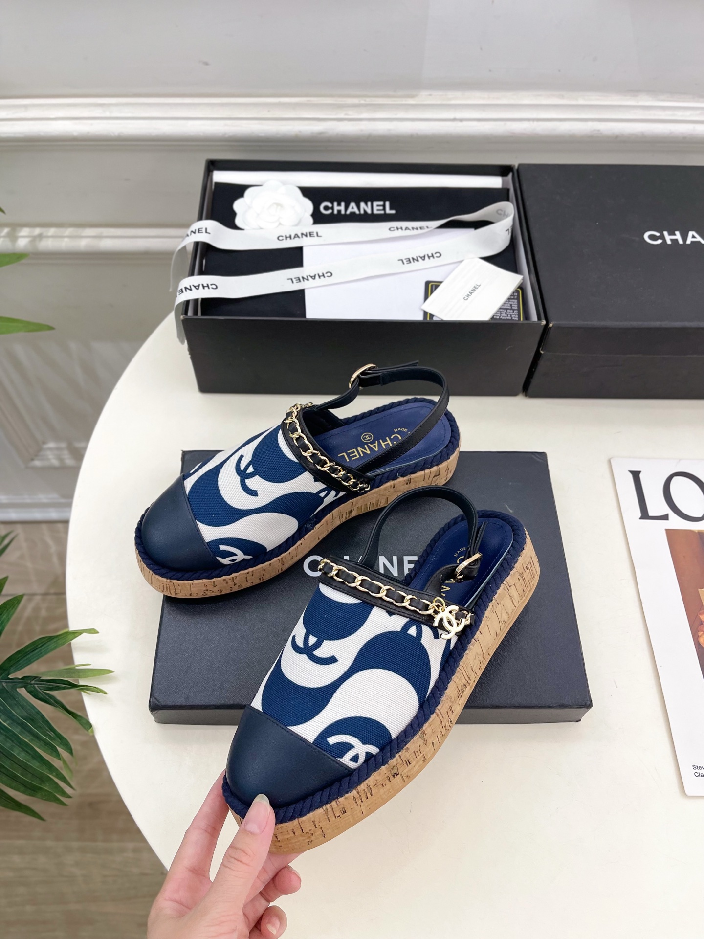𝐂𝐇𝐀𝐍𝐄𝐋 | 小香 25𝐬𝐬 🦋2025 春夏新品 专柜经典走秀款 小香双C链条半拖凉鞋 系列上新〰