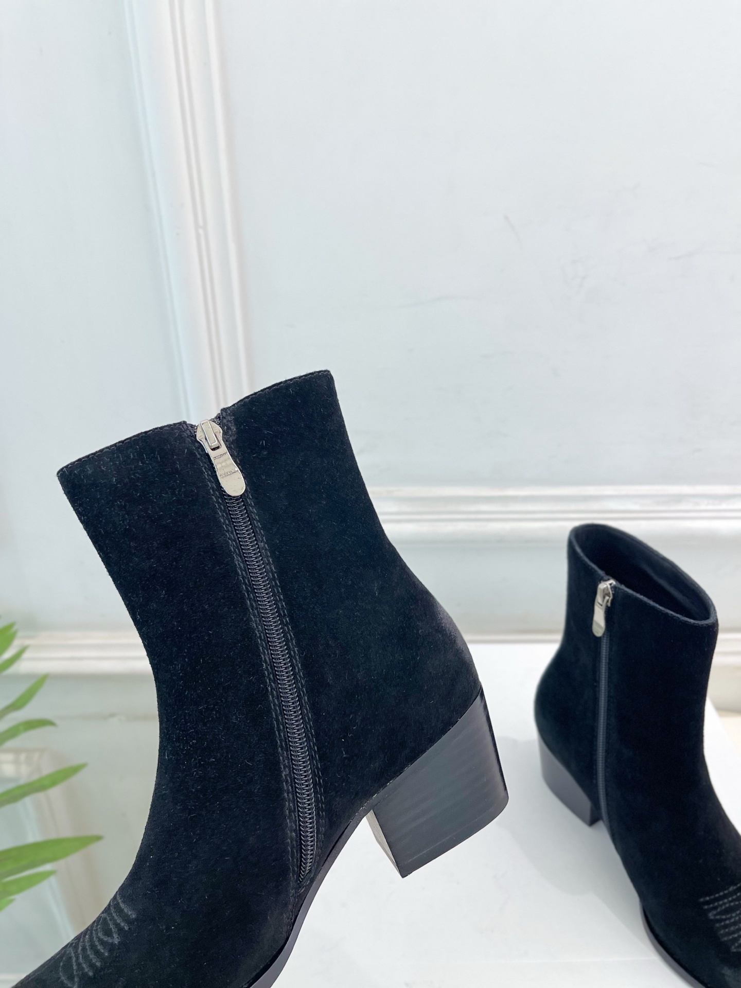 CELINE | 赛琳 25𝐬𝐬 💛2025秋冬新品 复古金属头西部粗跟短靴上新!🔜BS 这一季的赛琳真