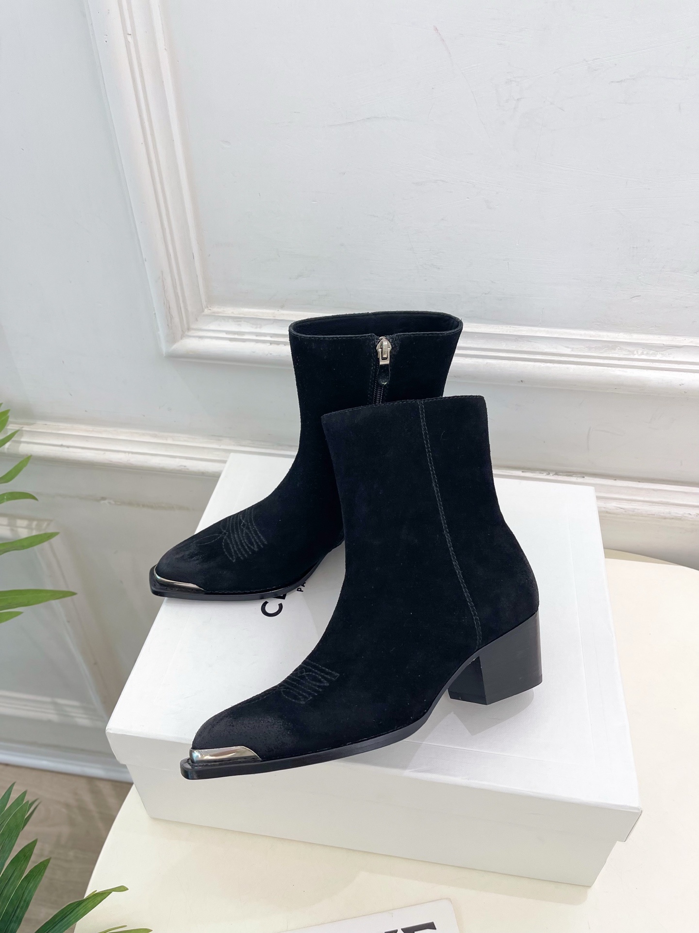 CELINE | 赛琳 25𝐬𝐬 💛2025秋冬新品 复古金属头西部粗跟短靴上新!🔜BS 这一季的赛琳真