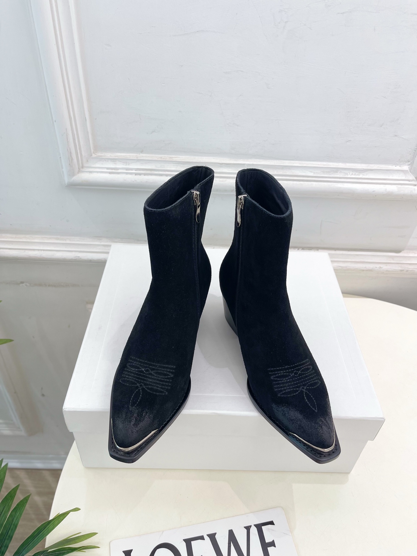 CELINE | 赛琳 25𝐬𝐬 💛2025秋冬新品 复古金属头西部粗跟短靴上新!🔜BS 这一季的赛琳真