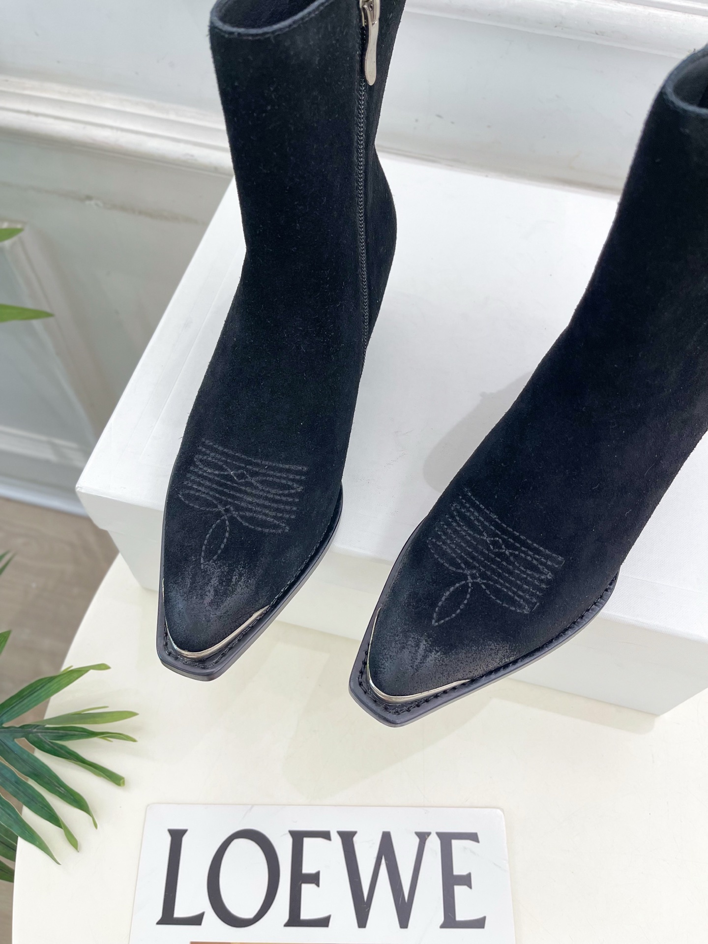 CELINE | 赛琳 25𝐬𝐬 💛2025秋冬新品 复古金属头西部粗跟短靴上新!🔜BS 这一季的赛琳真