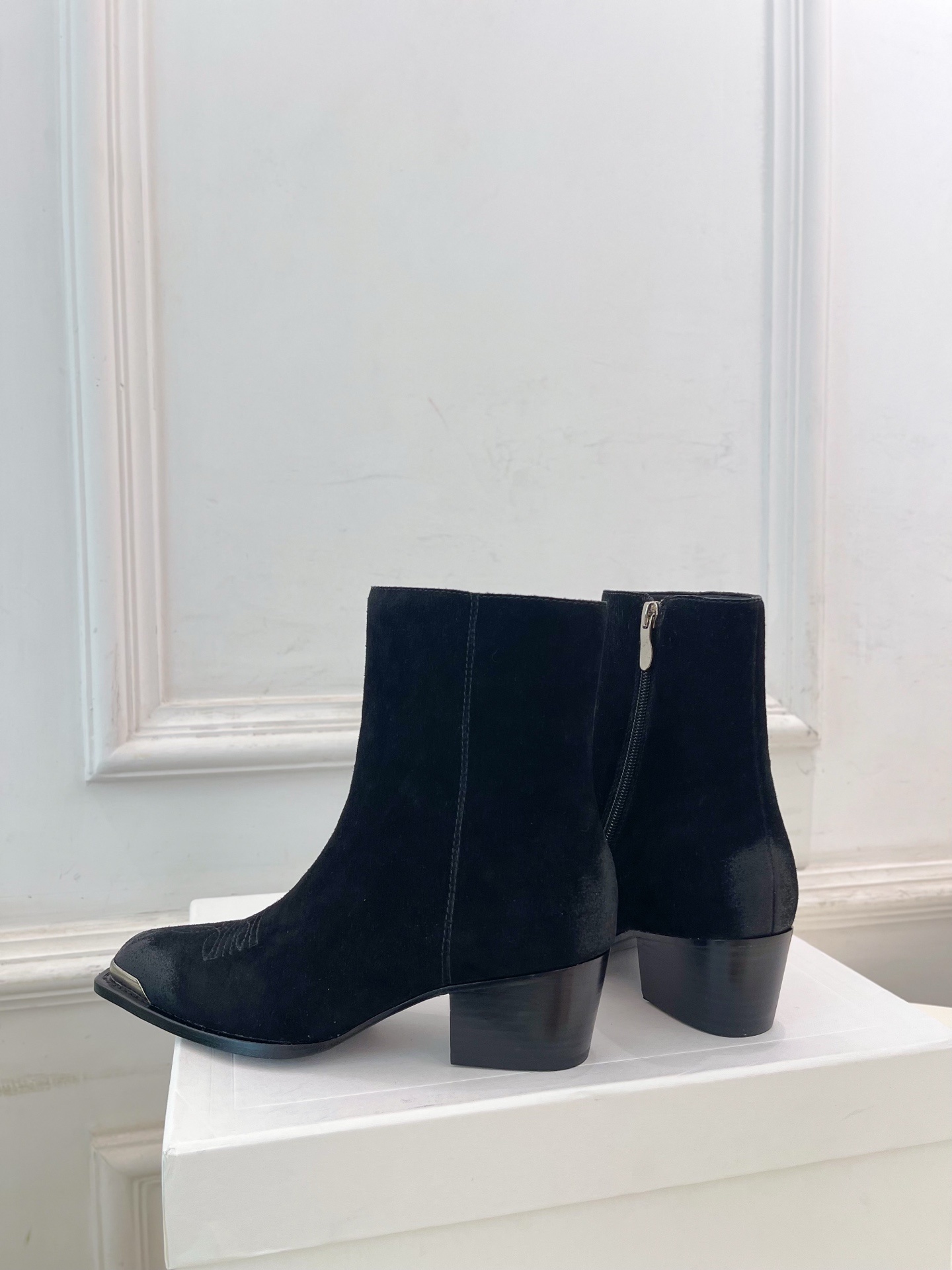 CELINE | 赛琳 25𝐬𝐬 💛2025秋冬新品 复古金属头西部粗跟短靴上新!🔜BS 这一季的赛琳真