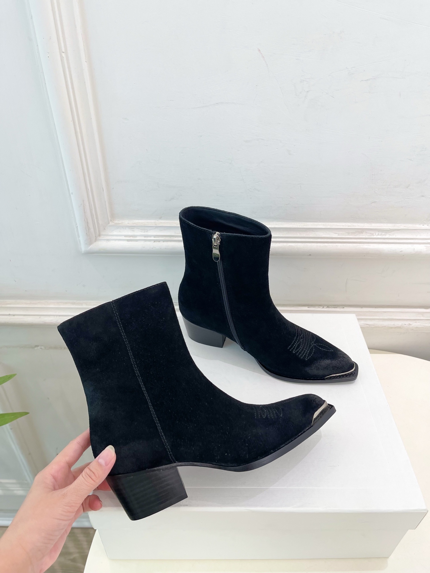 CELINE | 赛琳 25𝐬𝐬 💛2025秋冬新品 复古金属头西部粗跟短靴上新!🔜BS 这一季的赛琳真