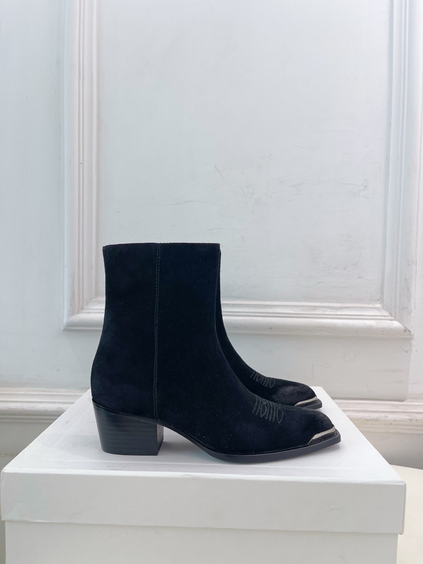 CELINE | 赛琳 25𝐬𝐬 💛2025秋冬新品 复古金属头西部粗跟短靴上新!🔜BS 这一季的赛琳真