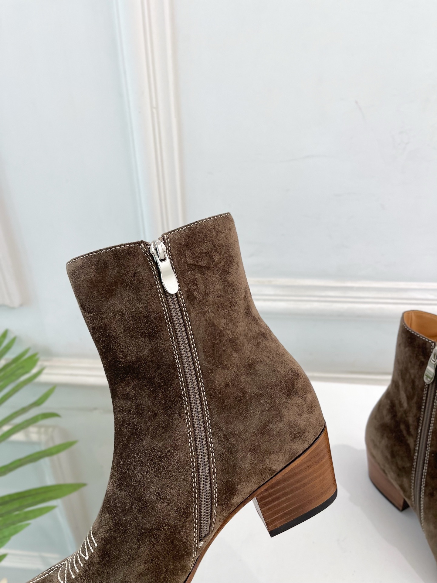 CELINE | 赛琳 25𝐬𝐬 💛2025秋冬新品 复古金属头西部粗跟短靴上新!🔜BS 这一季的赛琳真