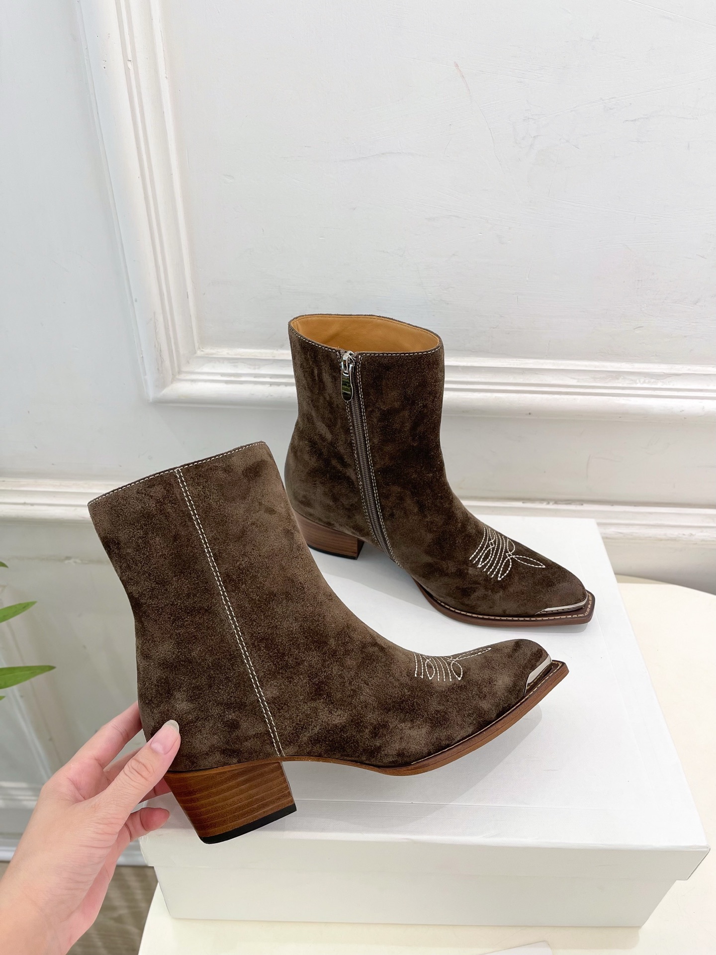 CELINE | 赛琳 25𝐬𝐬 💛2025秋冬新品 复古金属头西部粗跟短靴上新!🔜BS 这一季的赛琳真