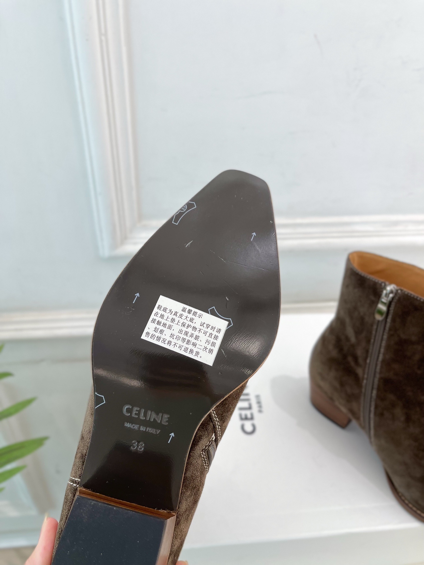 CELINE | 赛琳 25𝐬𝐬 💛2025秋冬新品 复古金属头西部粗跟短靴上新!🔜BS 这一季的赛琳真