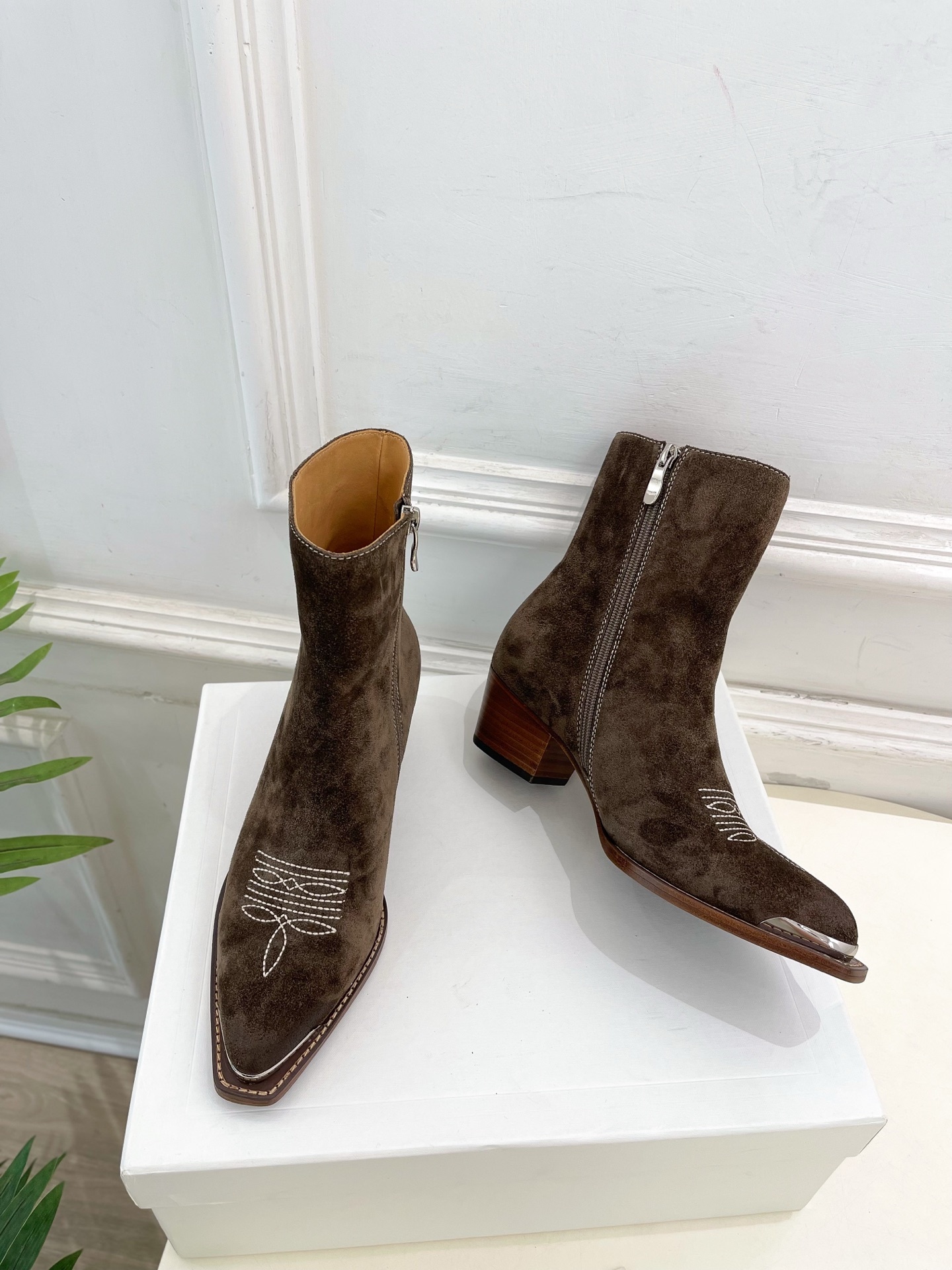CELINE | 赛琳 25𝐬𝐬 💛2025秋冬新品 复古金属头西部粗跟短靴上新!🔜BS 这一季的赛琳真