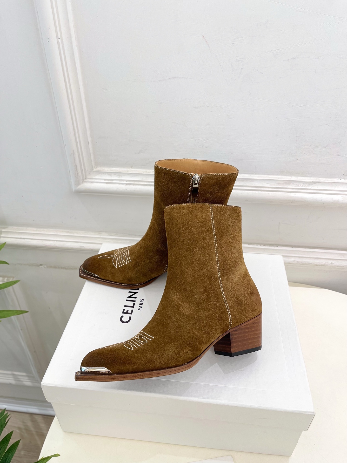 CELINE | 赛琳 25𝐬𝐬 💛2025秋冬新品 复古金属头西部粗跟短靴上新!🔜BS 这一季的赛琳真