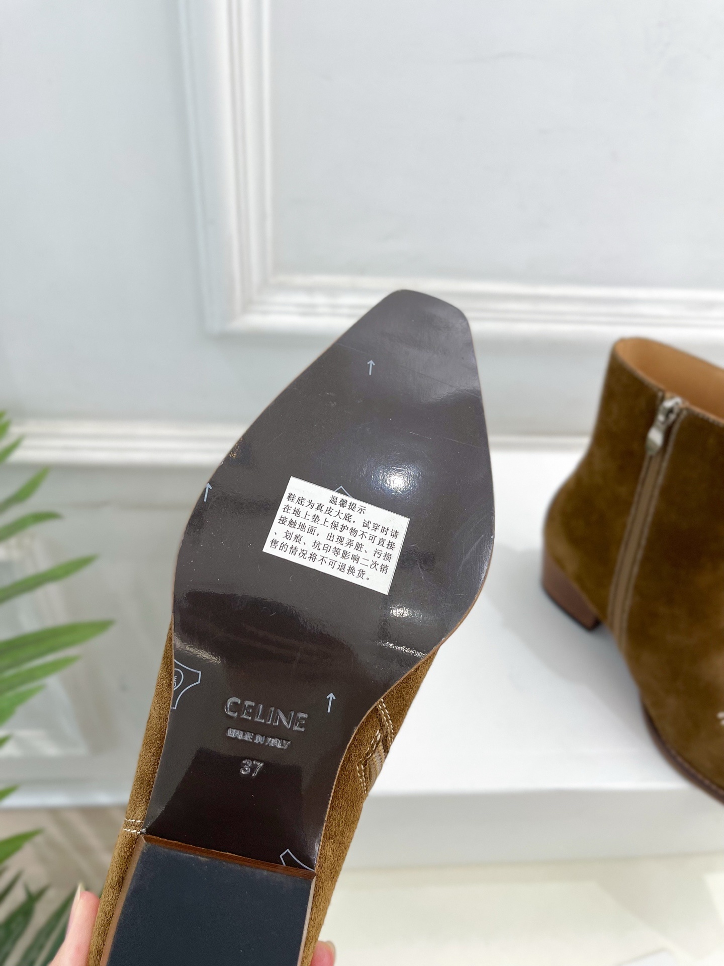 CELINE | 赛琳 25𝐬𝐬 💛2025秋冬新品 复古金属头西部粗跟短靴上新!🔜BS 这一季的赛琳真