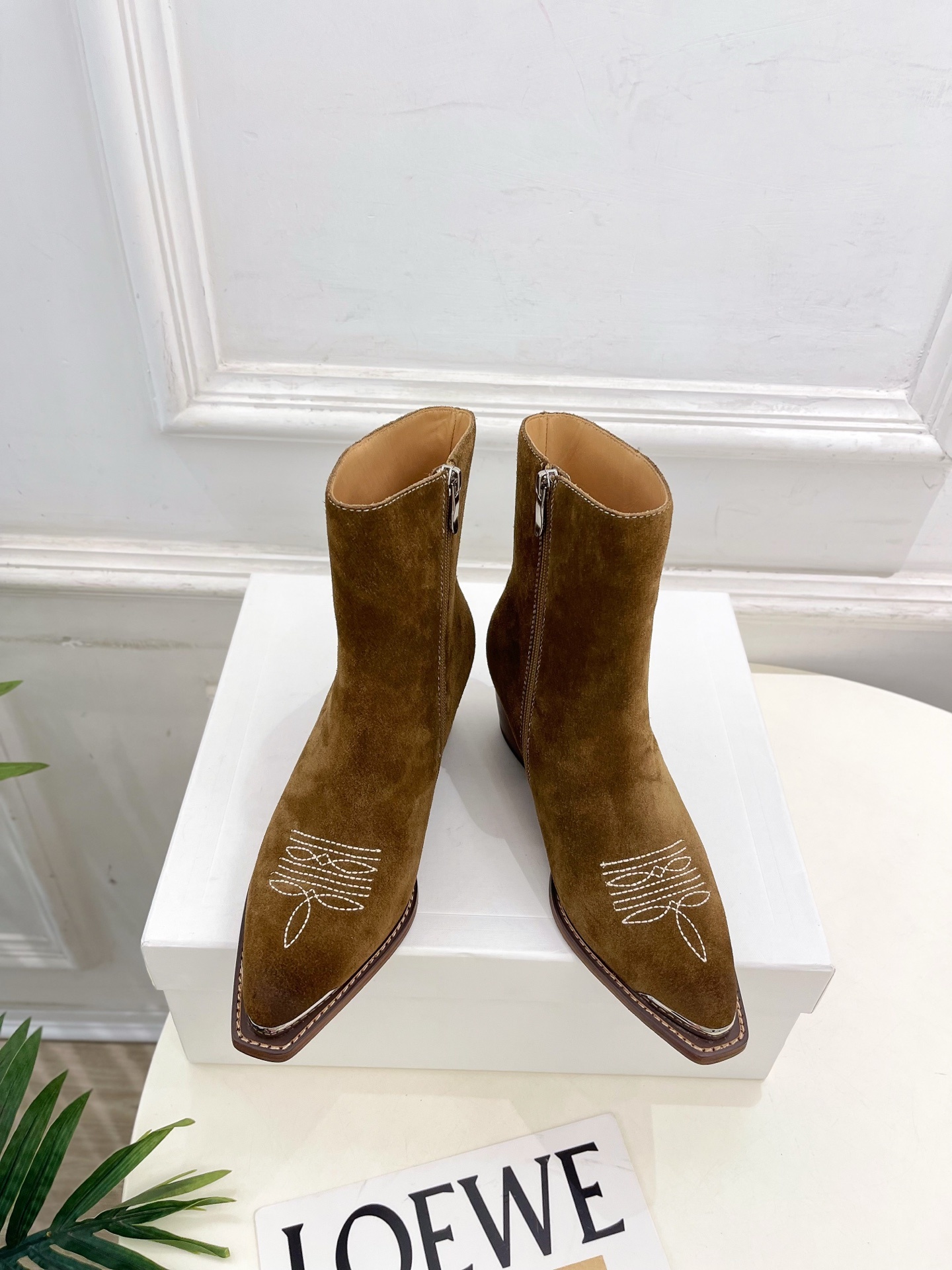 CELINE | 赛琳 25𝐬𝐬 💛2025秋冬新品 复古金属头西部粗跟短靴上新!🔜BS 这一季的赛琳真